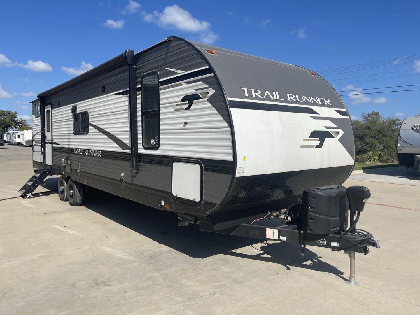 2023 HEARTLAND TRAIL RUNNER 31DB (5SFEB3723PE) , Length: 36.92 ft | Dry Weight: 7,040 lbs | GVWR: 9,642 lbs | Slides: 1 transmission, located at 4319 N Main Street, Cleburne, TX, 76033, (817) 221-0660, 32.435829, -97.384178 - The 2023 Heartland Trail Runner 31DB is a versatile and spacious travel trailer designed for families and adventure enthusiasts. This vehicle is the perfect option for families or groups looking to embark on memorable road trips. The travel trailer is a bunkhouse, and features a family-centric layou - Photo#23