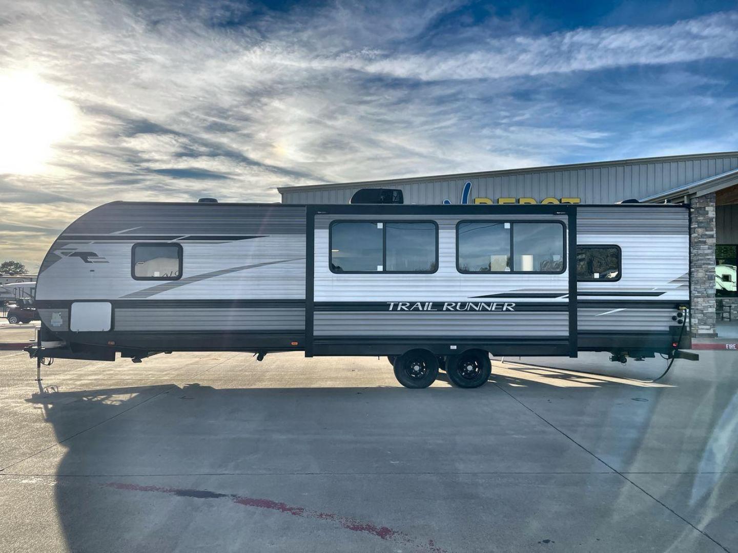 2023 HEARTLAND TRAIL RUNNER 31DB (5SFEB3721PE) , Length: 36.92 ft | Dry Weight: 7,040 lbs | GVWR: 9,642 lbs | Slides: 1 transmission, located at 4319 N Main Street, Cleburne, TX, 76033, (817) 221-0660, 32.435829, -97.384178 - A roomy and family-friendly travel trailer, the 2023 Heartland Trail Runner 31DB ensures a relaxing and delightful camping experience. This model accommodates larger parties and has contemporary conveniences to make your outdoor experiences unforgettable. It also has a well-designed floor plan. This - Photo#23