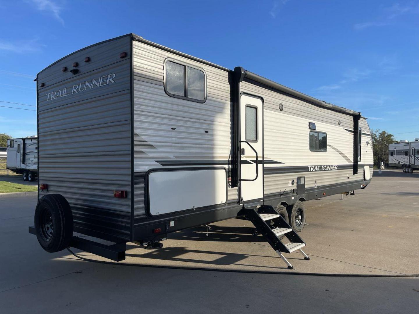 2023 HEARTLAND TRAIL RUNNER 31DB (5SFEB3721PE) , Length: 36.92 ft | Dry Weight: 7,040 lbs | GVWR: 9,642 lbs | Slides: 1 transmission, located at 4319 N Main Street, Cleburne, TX, 76033, (817) 221-0660, 32.435829, -97.384178 - A roomy and family-friendly travel trailer, the 2023 Heartland Trail Runner 31DB ensures a relaxing and delightful camping experience. This model accommodates larger parties and has contemporary conveniences to make your outdoor experiences unforgettable. It also has a well-designed floor plan. This - Photo#24