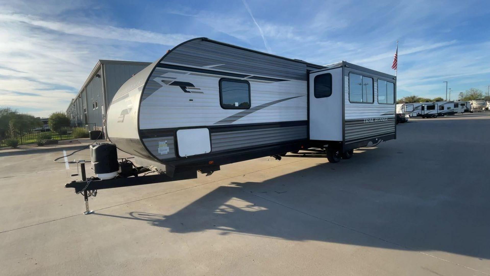 2023 HEARTLAND TRAIL RUNNER 31DB (5SFEB3721PE) , Length: 36.92 ft | Dry Weight: 7,040 lbs | GVWR: 9,642 lbs | Slides: 1 transmission, located at 4319 N Main Street, Cleburne, TX, 76033, (817) 221-0660, 32.435829, -97.384178 - A roomy and family-friendly travel trailer, the 2023 Heartland Trail Runner 31DB ensures a relaxing and delightful camping experience. This model accommodates larger parties and has contemporary conveniences to make your outdoor experiences unforgettable. It also has a well-designed floor plan. This - Photo#5