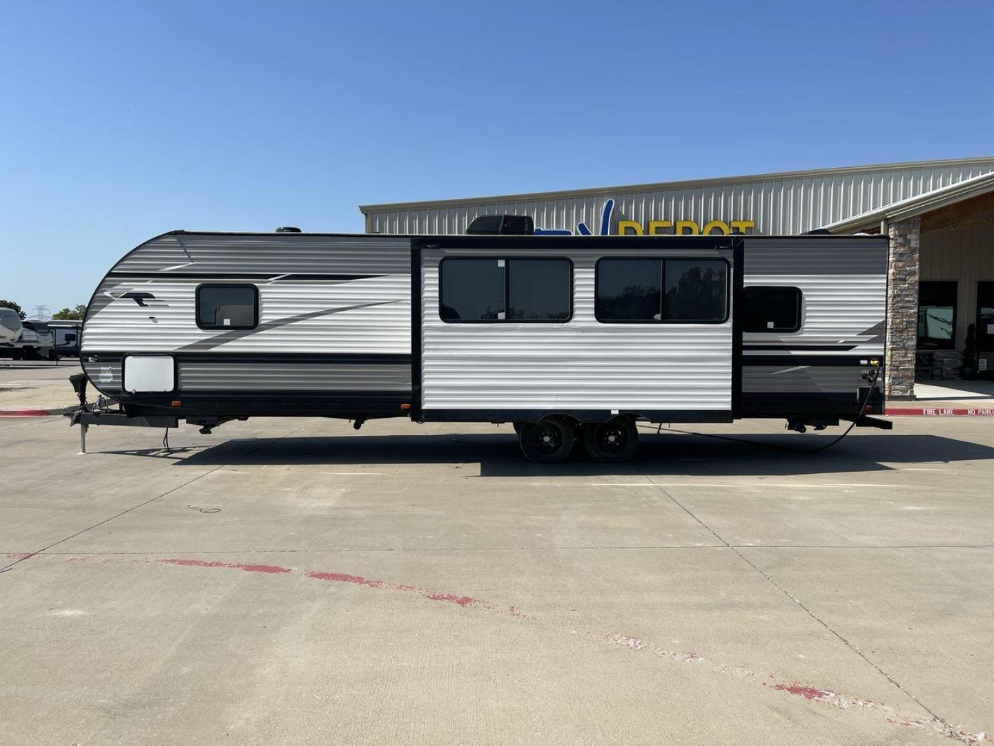 2023 HEARTLAND TRAIL RUNNER 31DB (5SFEB3722PE) , Length: 36.92 ft | Dry Weight: 7,040 lbs | GVWR: 9,642 lbs | Slides: 1 transmission, located at 4319 N Main Street, Cleburne, TX, 76033, (817) 221-0660, 32.435829, -97.384178 - The 2023 Heartland Trail Runner 31DB is a versatile and spacious travel trailer designed for families and adventure enthusiasts. This vehicle is the perfect option for families or groups looking to embark on memorable road trips. The travel trailer is a bunkhouse, and features a family-centric layou - Photo#24