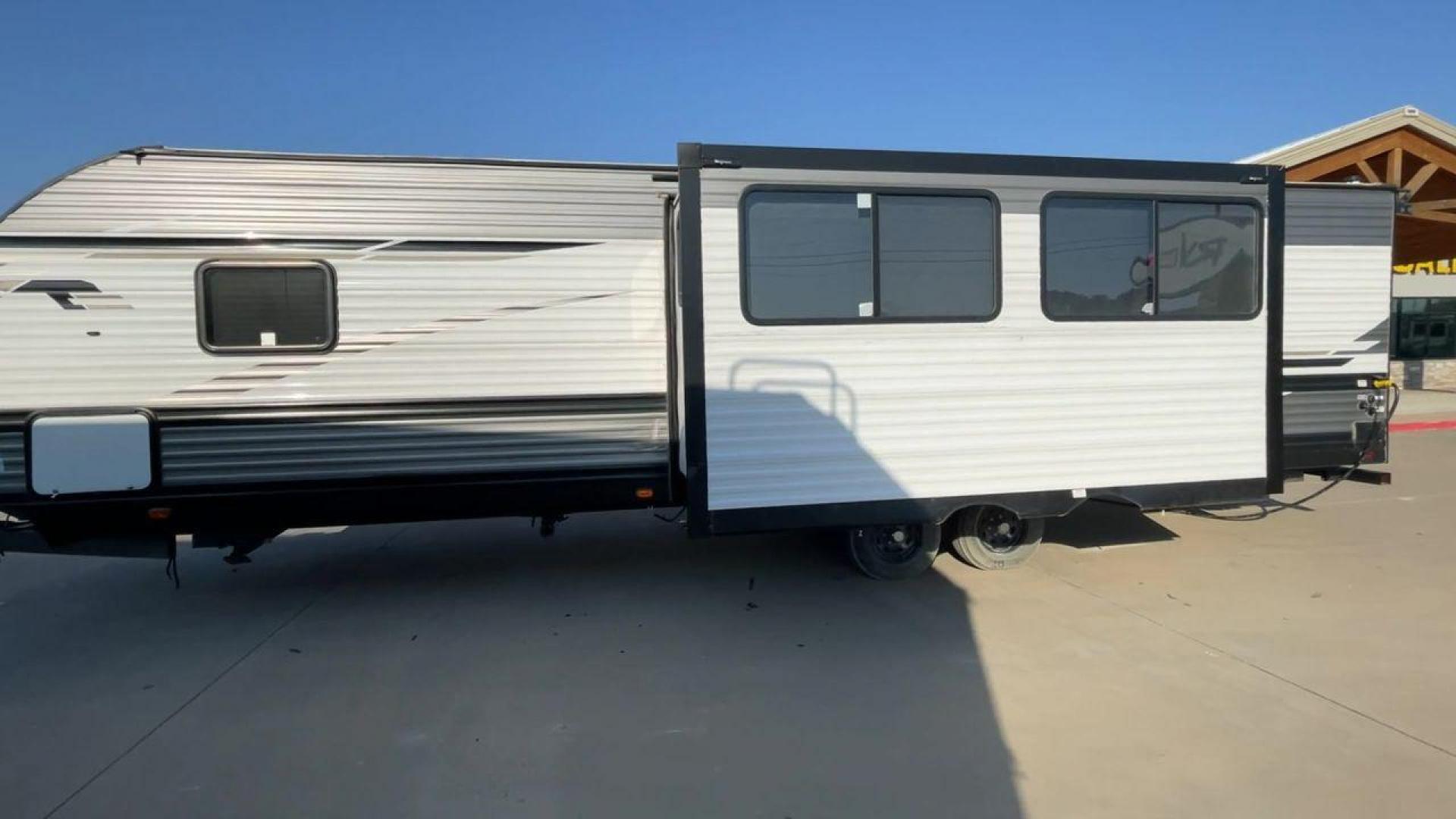 2023 HEARTLAND TRAIL RUNNER 31DB (5SFEB3722PE) , Length: 36.92 ft | Dry Weight: 7,040 lbs | GVWR: 9,642 lbs | Slides: 1 transmission, located at 4319 N Main Street, Cleburne, TX, 76033, (817) 221-0660, 32.435829, -97.384178 - The 2023 Heartland Trail Runner 31DB is a versatile and spacious travel trailer designed for families and adventure enthusiasts. This vehicle is the perfect option for families or groups looking to embark on memorable road trips. The travel trailer is a bunkhouse, and features a family-centric layou - Photo#6