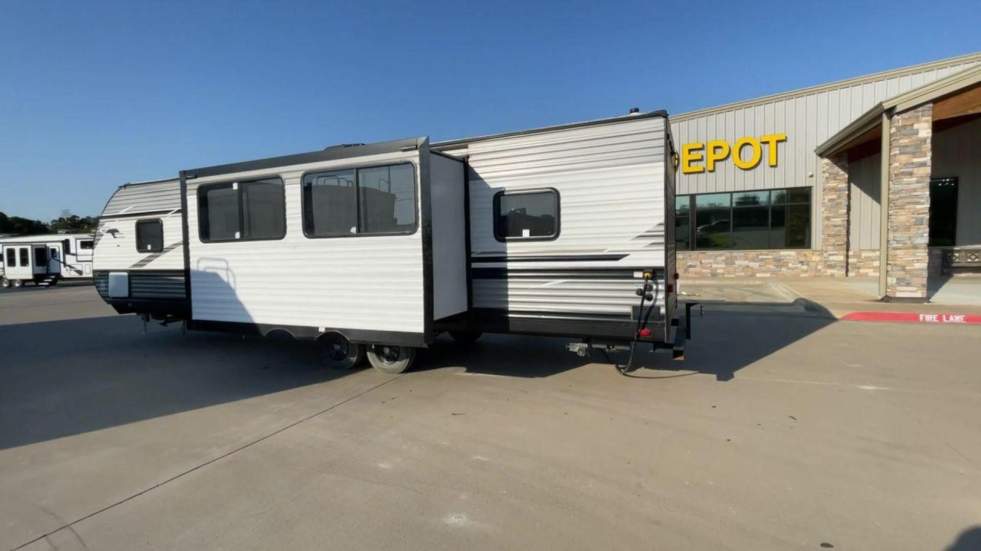 2023 HEARTLAND TRAIL RUNNER 31DB (5SFEB3722PE) , Length: 36.92 ft | Dry Weight: 7,040 lbs | GVWR: 9,642 lbs | Slides: 1 transmission, located at 4319 N Main Street, Cleburne, TX, 76033, (817) 221-0660, 32.435829, -97.384178 - The 2023 Heartland Trail Runner 31DB is a versatile and spacious travel trailer designed for families and adventure enthusiasts. This vehicle is the perfect option for families or groups looking to embark on memorable road trips. The travel trailer is a bunkhouse, and features a family-centric layou - Photo#7