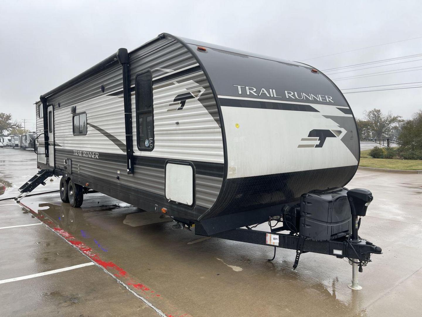 2023 HEARTLAND TRAIL RUNNER 31DB (5SFEB3729PE) , Length: 36.92 ft | Dry Weight: 7,040 lbs | GVWR: 9,642 lbs | Slides: 1 transmission, located at 4319 N Main Street, Cleburne, TX, 76033, (817) 221-0660, 32.435829, -97.384178 - The 2023 Heartland Trail Runner 31DB is a versatile and spacious travel trailer designed for families and adventure enthusiasts. This vehicle is the perfect option for families or groups looking to embark on memorable road trips. The travel trailer is a bunkhouse, and features a family-centric layou - Photo#23