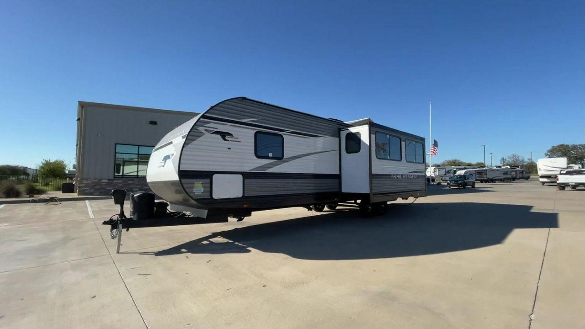 2023 HEARTLAND TRAIL RUNNER 31DB (5SFEB3729PE) , Length: 36.92 ft | Dry Weight: 7,040 lbs | GVWR: 9,642 lbs | Slides: 1 transmission, located at 4319 N Main Street, Cleburne, TX, 76033, (817) 221-0660, 32.435829, -97.384178 - The 2023 Heartland Trail Runner 31DB is a versatile and spacious travel trailer designed for families and adventure enthusiasts. This vehicle is the perfect option for families or groups looking to embark on memorable road trips. The travel trailer is a bunkhouse, and features a family-centric layou - Photo#5