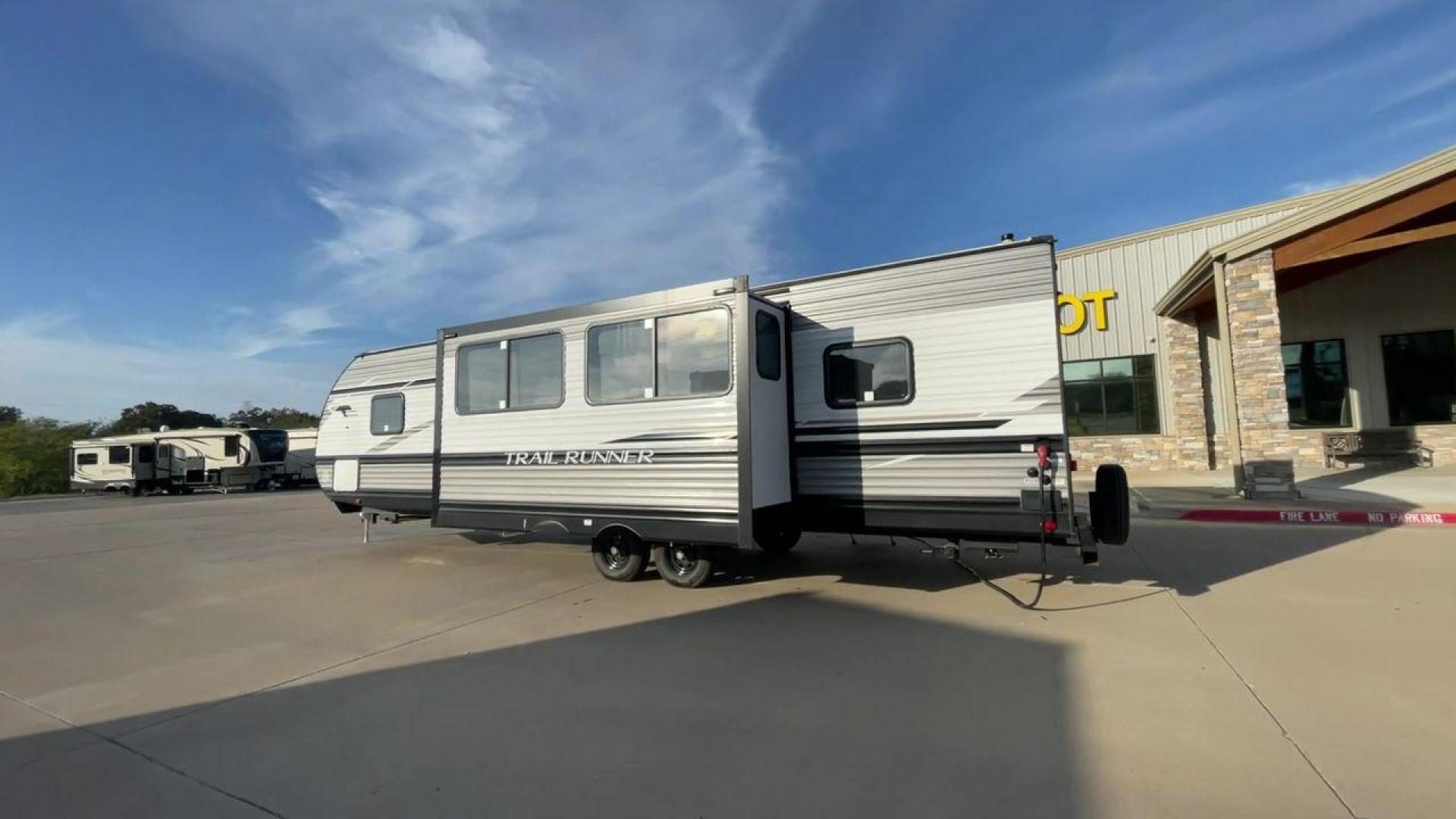 2023 HEARTLAND TRAIL RUNNER 31DB (5SFEB3726PE) , Length: 36.92 ft | Dry Weight: 7,040 lbs | GVWR: 9,642 lbs | Slides: 1 transmission, located at 4319 N Main Street, Cleburne, TX, 76033, (817) 221-0660, 32.435829, -97.384178 - The 2023 Heartland Trail Runner 31DB is a versatile and spacious travel trailer designed for families and adventure enthusiasts. This vehicle is the perfect option for families or groups looking to embark on memorable road trips. The travel trailer is a bunkhouse, and features a family-centric layou - Photo#7