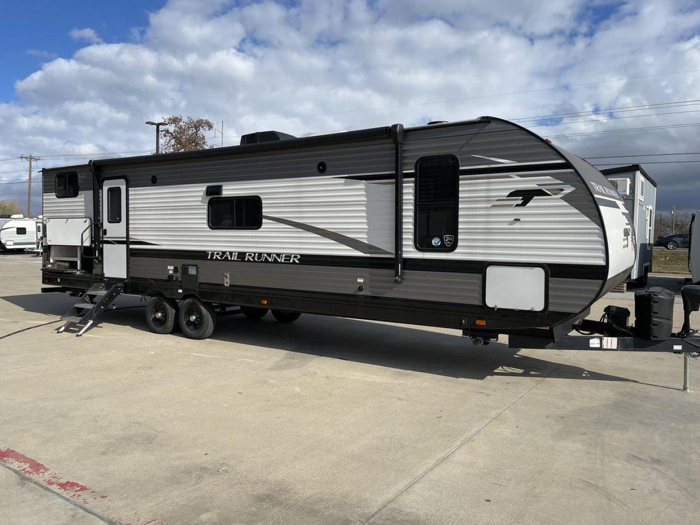 2023 HEARTLAND TRAIL RUNNER 31DB (5SFEB3722PE) , Length: 36.92 ft | Dry Weight: 7,040 lbs. | Gross Weight: 9,642 lbs | Slides: 1 transmission, located at 4319 N Main Street, Cleburne, TX, 76033, (817) 221-0660, 32.435829, -97.384178 - The 2023 Heartland Trail Runner 31DB is a family-friendly travel trailer designed to elevate your camping adventures with comfort and convenience. Measuring 36 feet, this model is a testament to Heartland's commitment to providing a spacious and well-equipped living space. The 31DB boasts a smart la - Photo#24