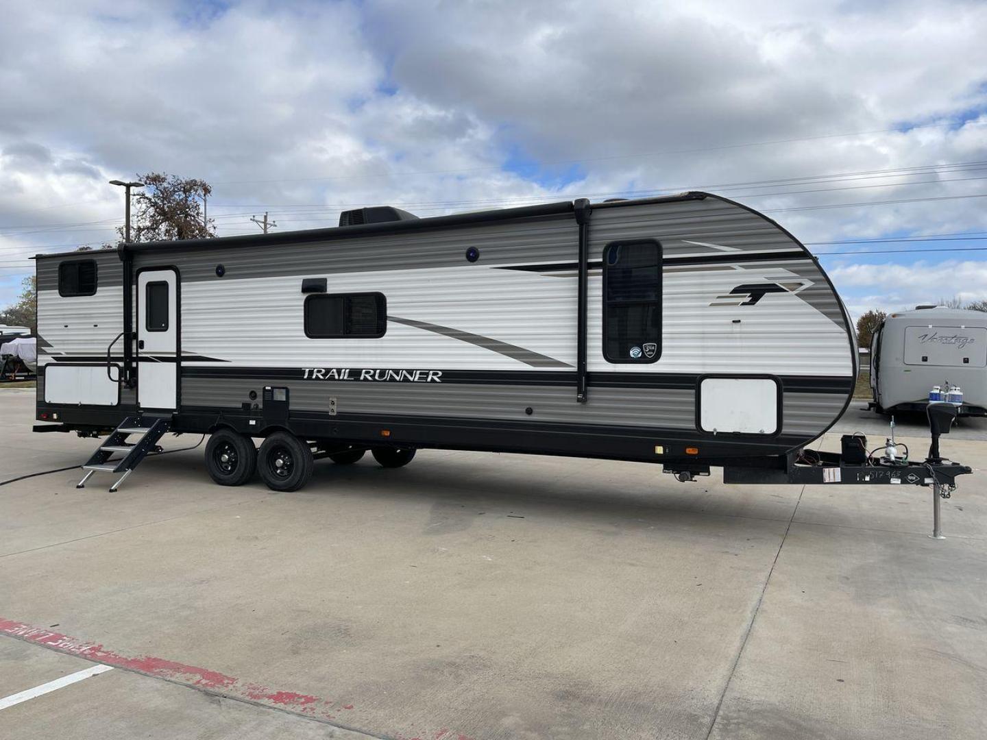 2023 HEARTLAND TRAIL RUNNER 31DB (5SFEB3729PE) , Length: 36.92 ft | Dry Weight: 7,040 lbs. | Gross Weight: 9,642 lbs | Slides: 1 transmission, located at 4319 N Main Street, Cleburne, TX, 76033, (817) 221-0660, 32.435829, -97.384178 - The 2023 Heartland Trail Runner 31DB is a family-friendly travel trailer designed to elevate your camping adventures with comfort and convenience. Measuring 36 feet, this model is a testament to Heartland's commitment to providing a spacious and well-equipped living space. The 31DB boasts a smart la - Photo#23