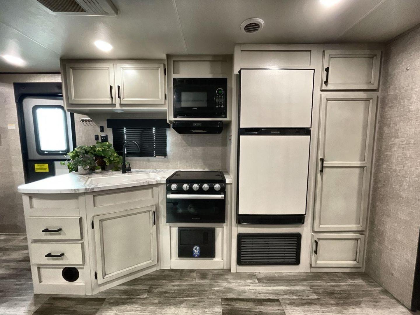 2023 JAYCO JAYFLIGHT 267BHS (1UJBC0BP0P1) , located at 4319 N Main Street, Cleburne, TX, 76033, (817) 221-0660, 32.435829, -97.384178 - Photo#9