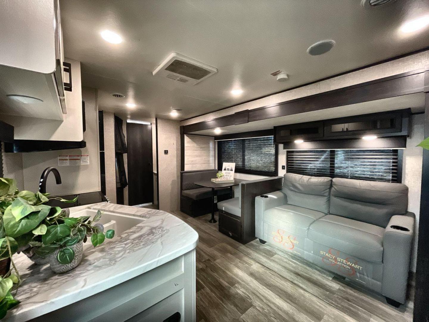 2023 JAYCO JAYFLIGHT 267BHS (1UJBC0BP0P1) , located at 4319 N Main Street, Cleburne, TX, 76033, (817) 221-0660, 32.435829, -97.384178 - Photo#11