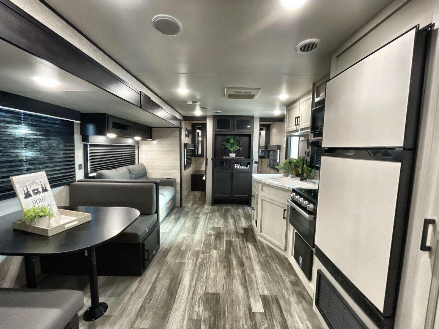 2023 JAYCO JAYFLIGHT 267BHS (1UJBC0BP0P1) , located at 4319 N Main Street, Cleburne, TX, 76033, (817) 221-0660, 32.435829, -97.384178 - Photo#12