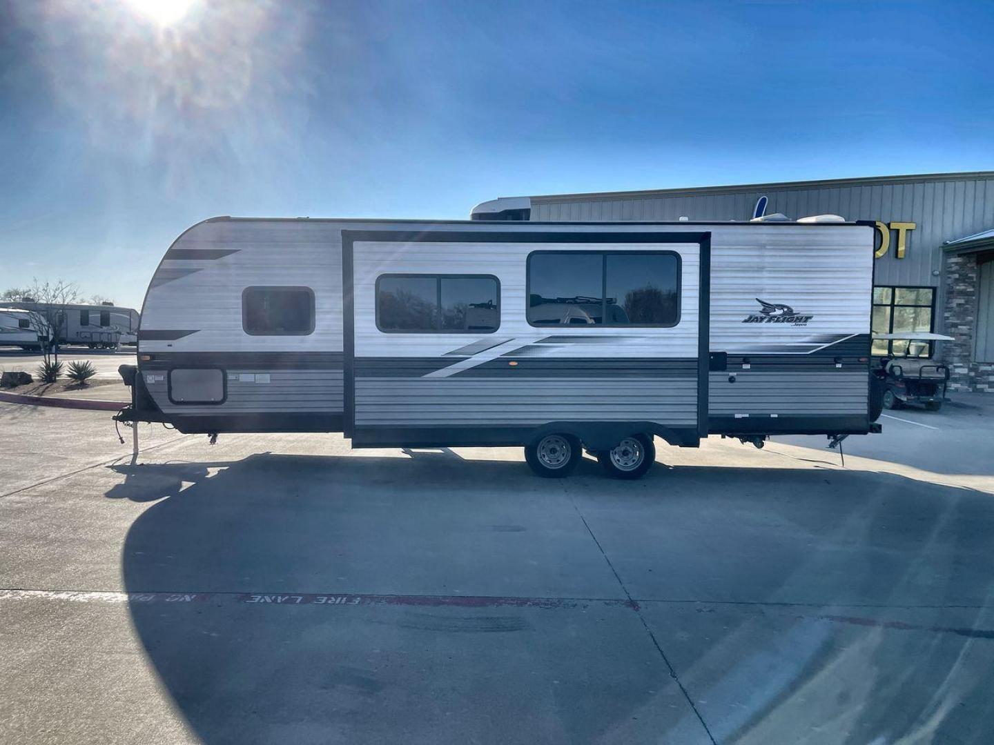 2023 JAYCO JAYFLIGHT 267BHS (1UJBC0BP0P1) , located at 4319 N Main Street, Cleburne, TX, 76033, (817) 221-0660, 32.435829, -97.384178 - Photo#23