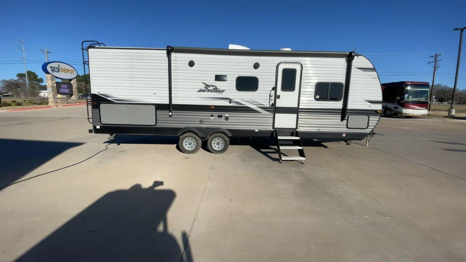 2023 JAYCO JAYFLIGHT 267BHS (1UJBC0BP0P1) , located at 4319 N Main Street, Cleburne, TX, 76033, (817) 221-0660, 32.435829, -97.384178 - Photo#2