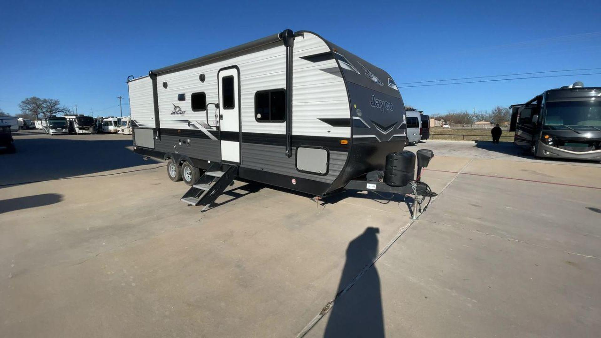 2023 JAYCO JAYFLIGHT 267BHS (1UJBC0BP0P1) , located at 4319 N Main Street, Cleburne, TX, 76033, (817) 221-0660, 32.435829, -97.384178 - Photo#3