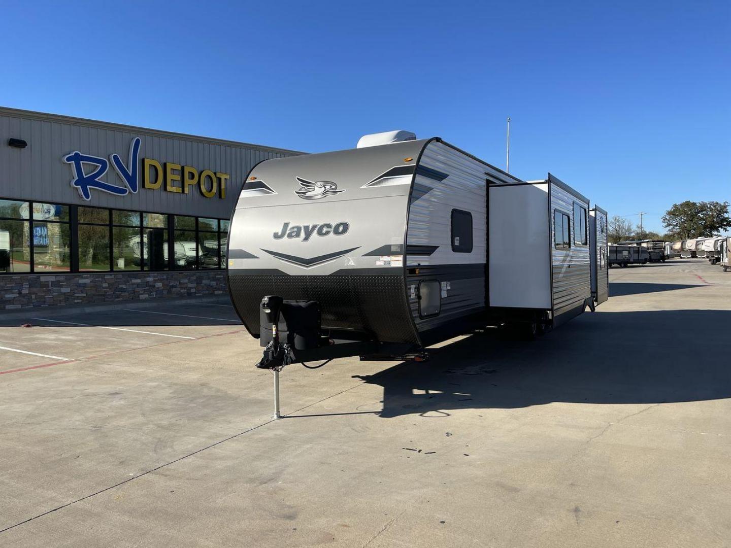 2023 JAYCO JAYFLIGHT 324BDS (1UJBC0BT8P1) , Length: 36.33 ft.| Dry Weight: 7,665 lbs. | Gross Weight: 9,000 lbs.| Slides: 2 transmission, located at 4319 N Main Street, Cleburne, TX, 76033, (817) 221-0660, 32.435829, -97.384178 - The 2023 Jay Flight 324BDS isn't just a travel trailer; it's your adventure-ready home on wheels. Meticulously crafted by Jayco, renowned for their dedication to quality and innovation, this rig caters to families and explorers alike, offering spacious comfort and thoughtful features for an unforget - Photo#0