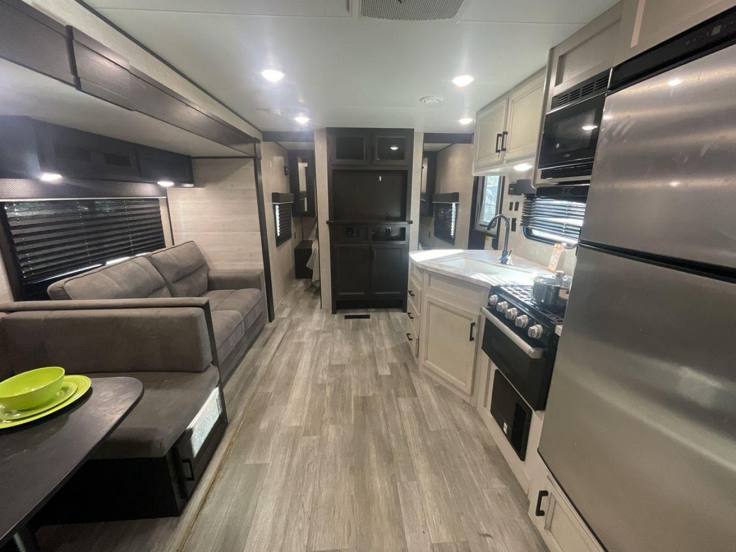 2023 JAYCO JAYFLIGHT 324BDS (1UJBC0BT8P1) , Length: 36.33 ft.| Dry Weight: 7,665 lbs. | Gross Weight: 9,000 lbs.| Slides: 2 transmission, located at 4319 N Main Street, Cleburne, TX, 76033, (817) 221-0660, 32.435829, -97.384178 - The 2023 Jay Flight 324BDS isn't just a travel trailer; it's your adventure-ready home on wheels. Meticulously crafted by Jayco, renowned for their dedication to quality and innovation, this rig caters to families and explorers alike, offering spacious comfort and thoughtful features for an unforget - Photo#10