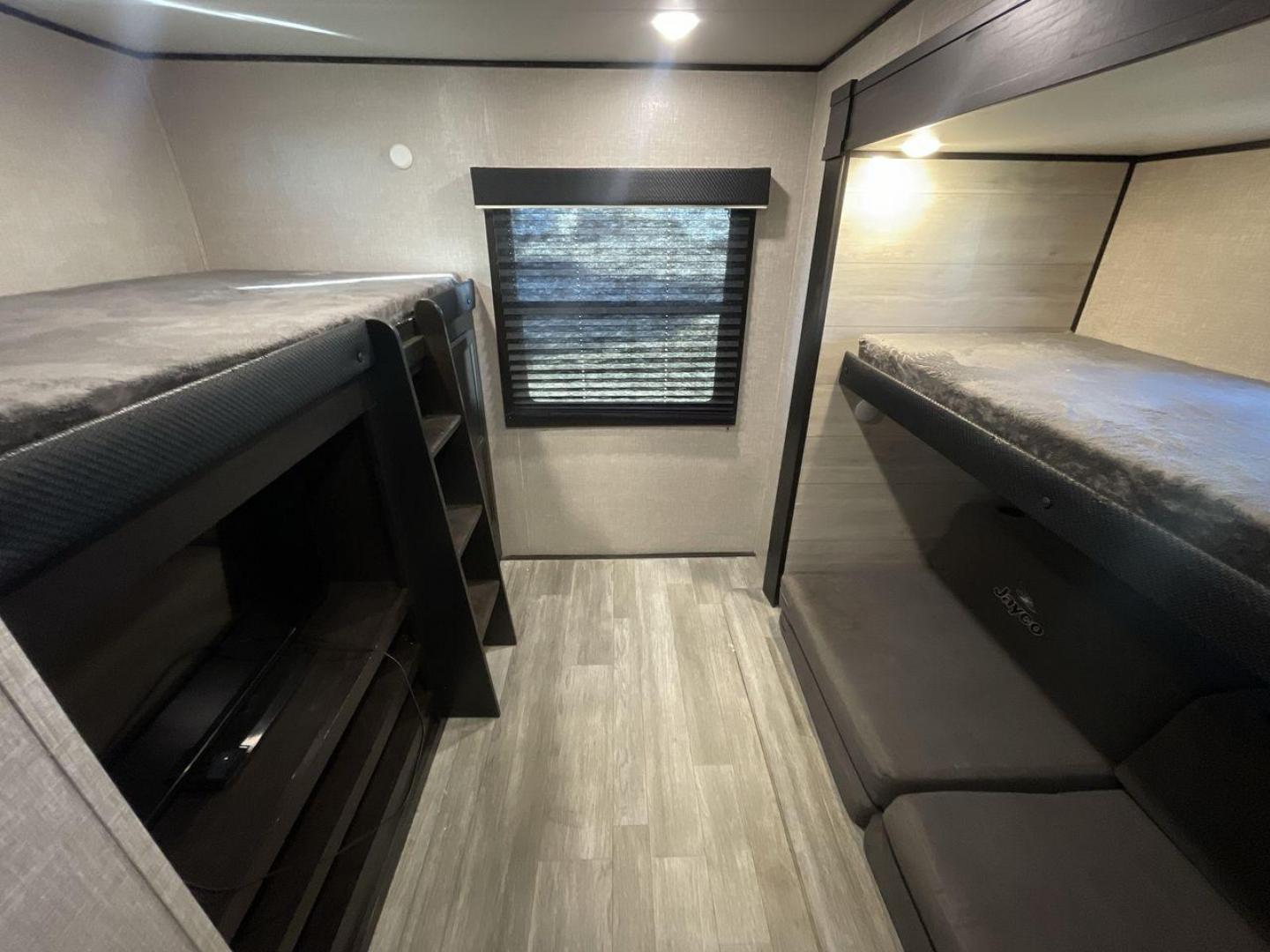 2023 JAYCO JAYFLIGHT 324BDS (1UJBC0BT8P1) , Length: 36.33 ft.| Dry Weight: 7,665 lbs. | Gross Weight: 9,000 lbs.| Slides: 2 transmission, located at 4319 N Main Street, Cleburne, TX, 76033, (817) 221-0660, 32.435829, -97.384178 - The 2023 Jay Flight 324BDS isn't just a travel trailer; it's your adventure-ready home on wheels. Meticulously crafted by Jayco, renowned for their dedication to quality and innovation, this rig caters to families and explorers alike, offering spacious comfort and thoughtful features for an unforget - Photo#18