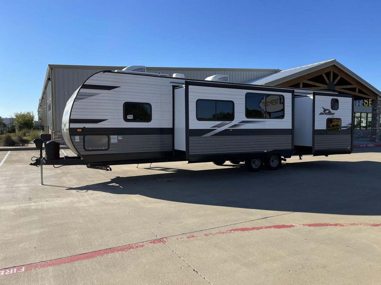 2023 JAYCO JAYFLIGHT 324BDS (1UJBC0BT8P1) , Length: 36.33 ft.| Dry Weight: 7,665 lbs. | Gross Weight: 9,000 lbs.| Slides: 2 transmission, located at 4319 N Main Street, Cleburne, TX, 76033, (817) 221-0660, 32.435829, -97.384178 - The 2023 Jay Flight 324BDS isn't just a travel trailer; it's your adventure-ready home on wheels. Meticulously crafted by Jayco, renowned for their dedication to quality and innovation, this rig caters to families and explorers alike, offering spacious comfort and thoughtful features for an unforget - Photo#22