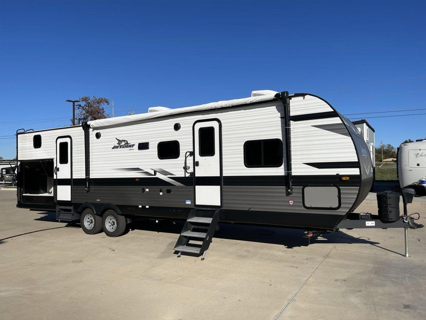 2023 JAYCO JAYFLIGHT 324BDS (1UJBC0BT8P1) , Length: 36.33 ft.| Dry Weight: 7,665 lbs. | Gross Weight: 9,000 lbs.| Slides: 2 transmission, located at 4319 N Main Street, Cleburne, TX, 76033, (817) 221-0660, 32.435829, -97.384178 - The 2023 Jay Flight 324BDS isn't just a travel trailer; it's your adventure-ready home on wheels. Meticulously crafted by Jayco, renowned for their dedication to quality and innovation, this rig caters to families and explorers alike, offering spacious comfort and thoughtful features for an unforget - Photo#23