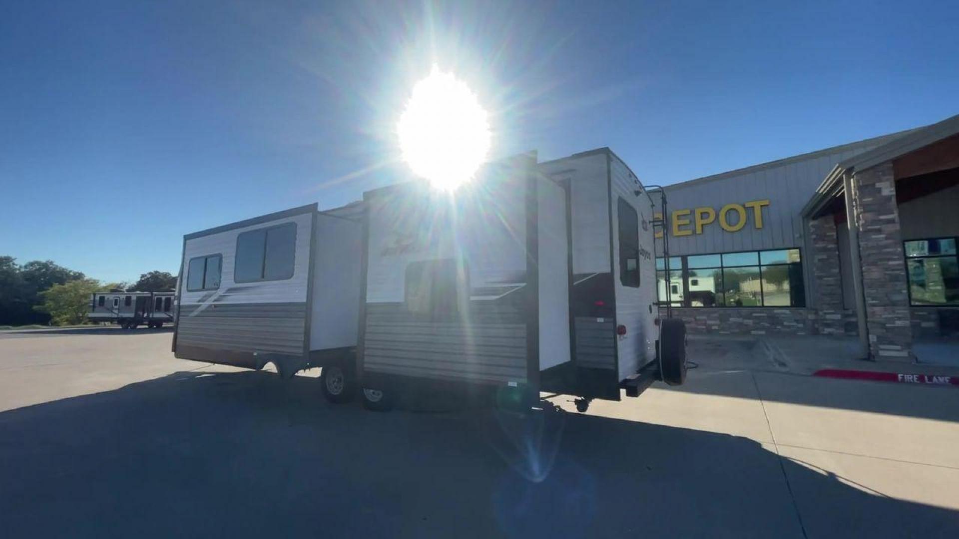 2023 JAYCO JAYFLIGHT 324BDS (1UJBC0BT8P1) , Length: 36.33 ft.| Dry Weight: 7,665 lbs. | Gross Weight: 9,000 lbs.| Slides: 2 transmission, located at 4319 N Main Street, Cleburne, TX, 76033, (817) 221-0660, 32.435829, -97.384178 - The 2023 Jay Flight 324BDS isn't just a travel trailer; it's your adventure-ready home on wheels. Meticulously crafted by Jayco, renowned for their dedication to quality and innovation, this rig caters to families and explorers alike, offering spacious comfort and thoughtful features for an unforget - Photo#7