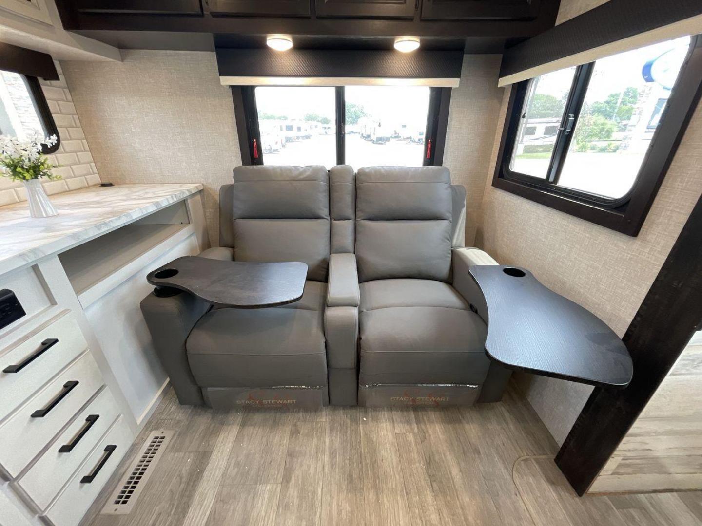 2023 JAYCO JAY FEATHER 24RL (1UJBB0BN6P1) , Length: 28.58 ft. | Dry Weight: 5,325 lbs. | Gross Weight: 6,600 lbs. | Slides: 1 transmission, located at 4319 N Main Street, Cleburne, TX, 76033, (817) 221-0660, 32.435829, -97.384178 - Photo#11