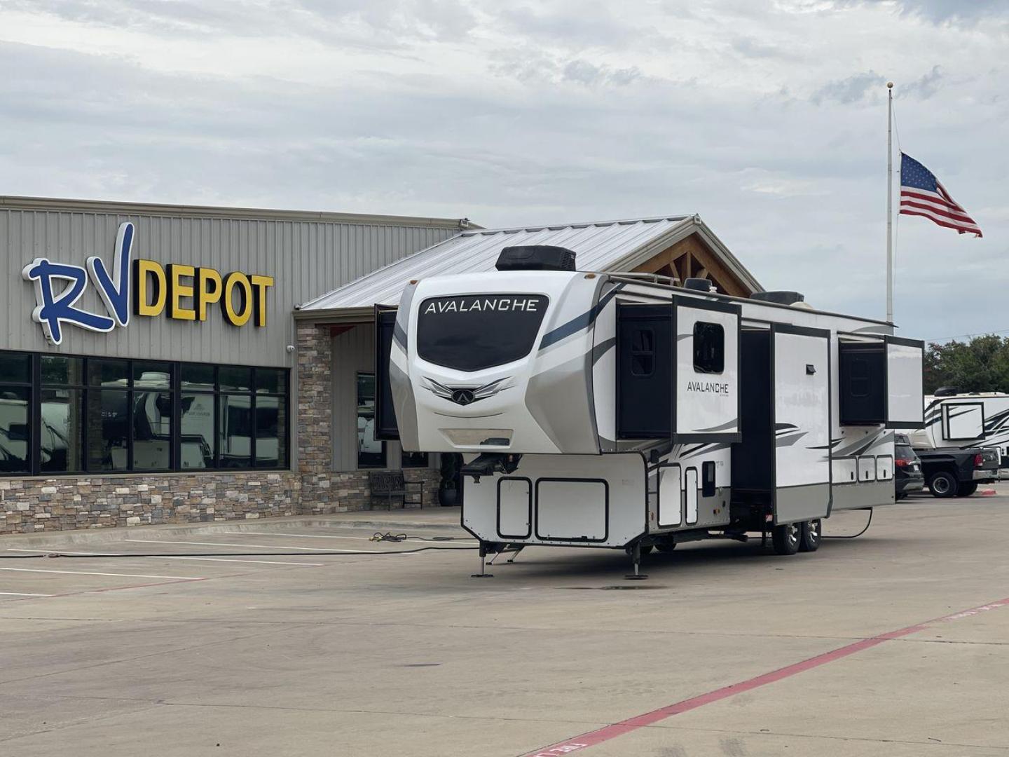 2023 KEYSTONE AVALANCHE 360FL (4YDFAVT29PE) , Length: 40.08 ft. | Dry Weight: 13,875 lbs. | Slides: 5 transmission, located at 4319 N Main Street, Cleburne, TX, 76033, (817) 221-0660, 32.435829, -97.384178 - Photo#0