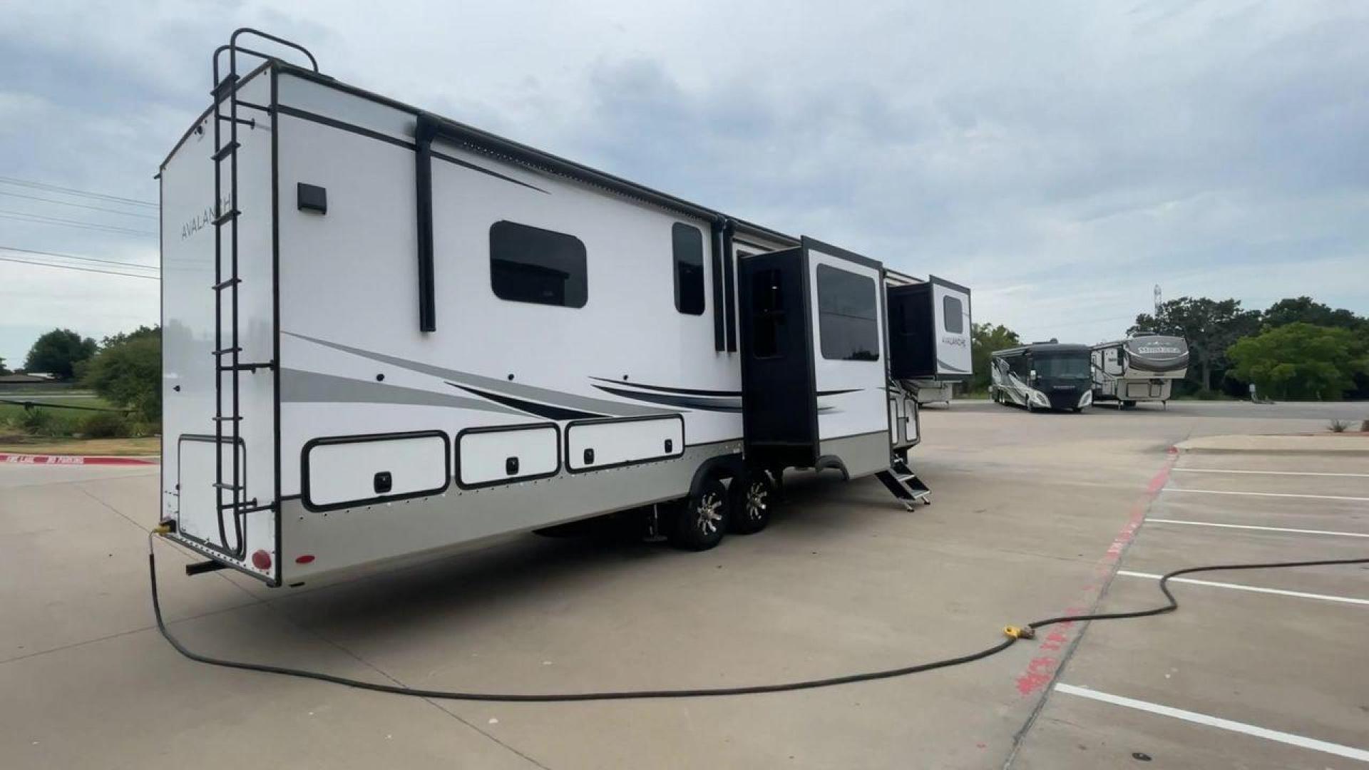 2023 KEYSTONE AVALANCHE 360FL (4YDFAVT29PE) , Length: 40.08 ft. | Dry Weight: 13,875 lbs. | Slides: 5 transmission, located at 4319 N Main Street, Cleburne, TX, 76033, (817) 221-0660, 32.435829, -97.384178 - Photo#1