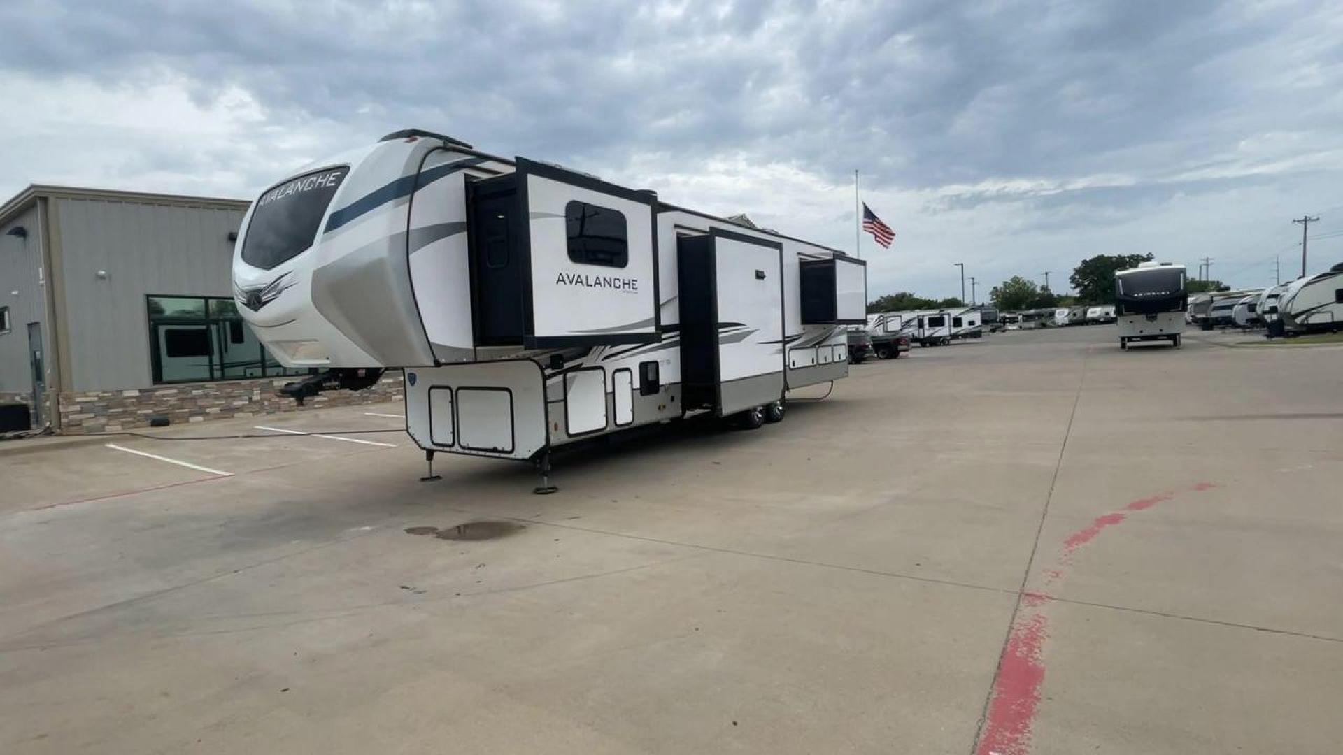 2023 KEYSTONE AVALANCHE 360FL (4YDFAVT29PE) , Length: 40.08 ft. | Dry Weight: 13,875 lbs. | Slides: 5 transmission, located at 4319 N Main Street, Cleburne, TX, 76033, (817) 221-0660, 32.435829, -97.384178 - Photo#5