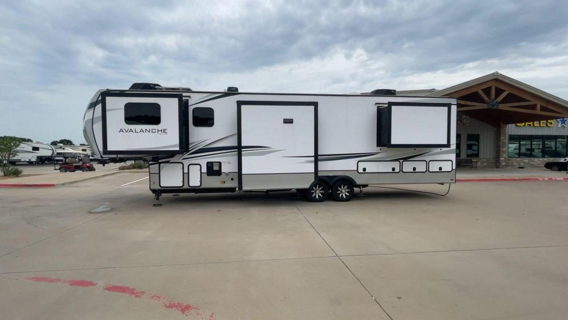 2023 KEYSTONE AVALANCHE 360FL (4YDFAVT29PE) , Length: 40.08 ft. | Dry Weight: 13,875 lbs. | Slides: 5 transmission, located at 4319 N Main Street, Cleburne, TX, 76033, (817) 221-0660, 32.435829, -97.384178 - Photo#6