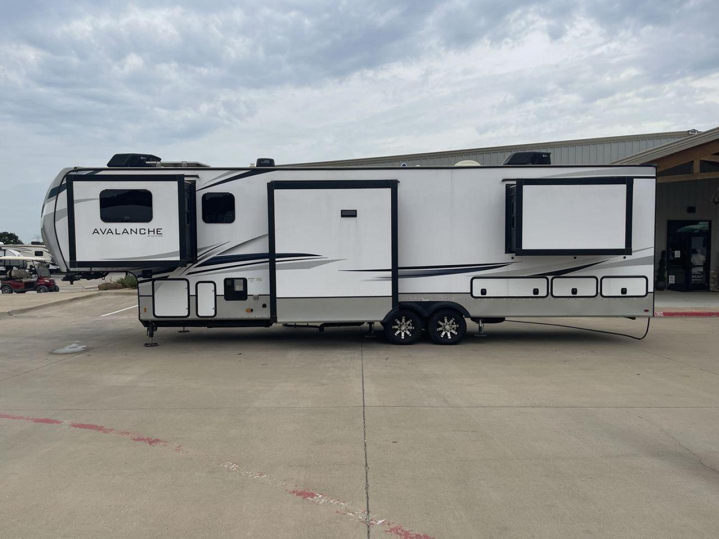 2023 KEYSTONE AVALANCHE 360FL (4YDFAVT29PE) , Length: 40.08 ft. | Dry Weight: 13,875 lbs. | Slides: 5 transmission, located at 4319 N Main Street, Cleburne, TX, 76033, (817) 221-0660, 32.435829, -97.384178 - Photo#24