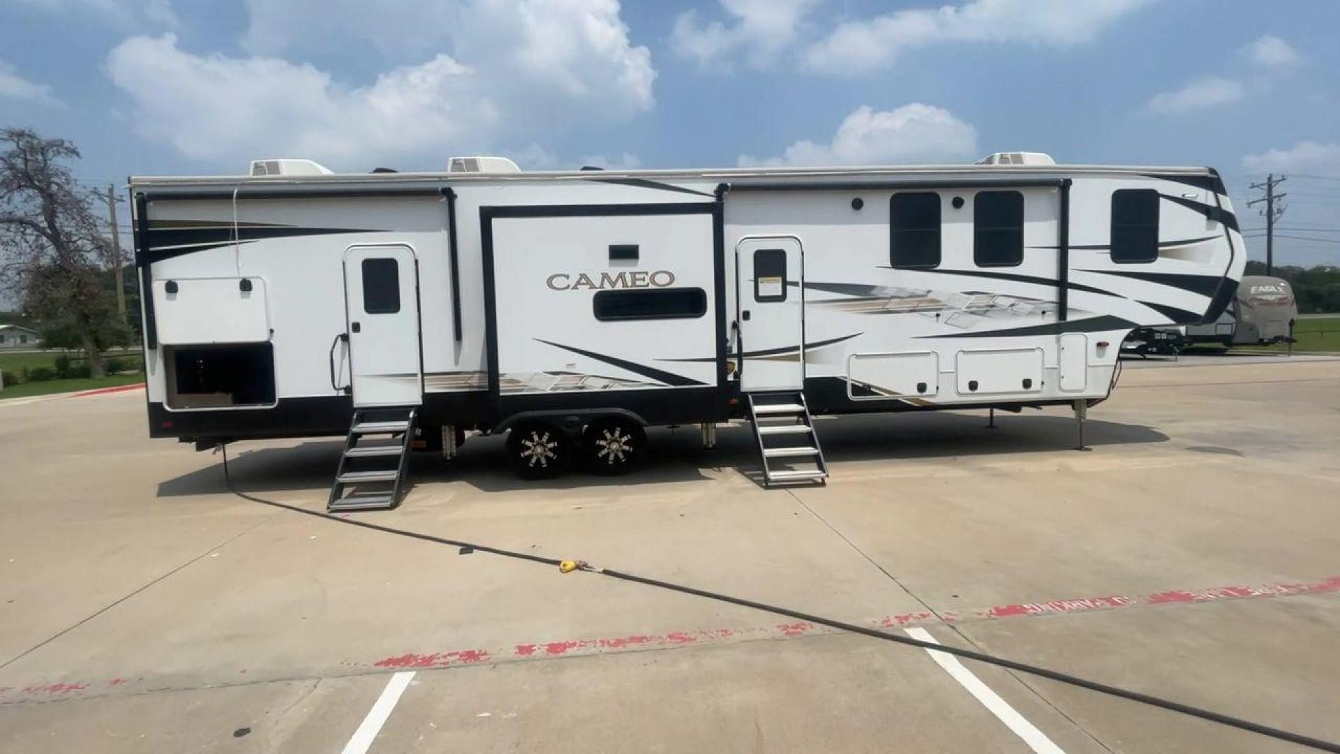 2023 KEYSTONE CAMEO 4051BH (4YDFCEV24P9) , located at 4319 N Main Street, Cleburne, TX, 76033, (817) 221-0660, 32.435829, -97.384178 - Photo#2