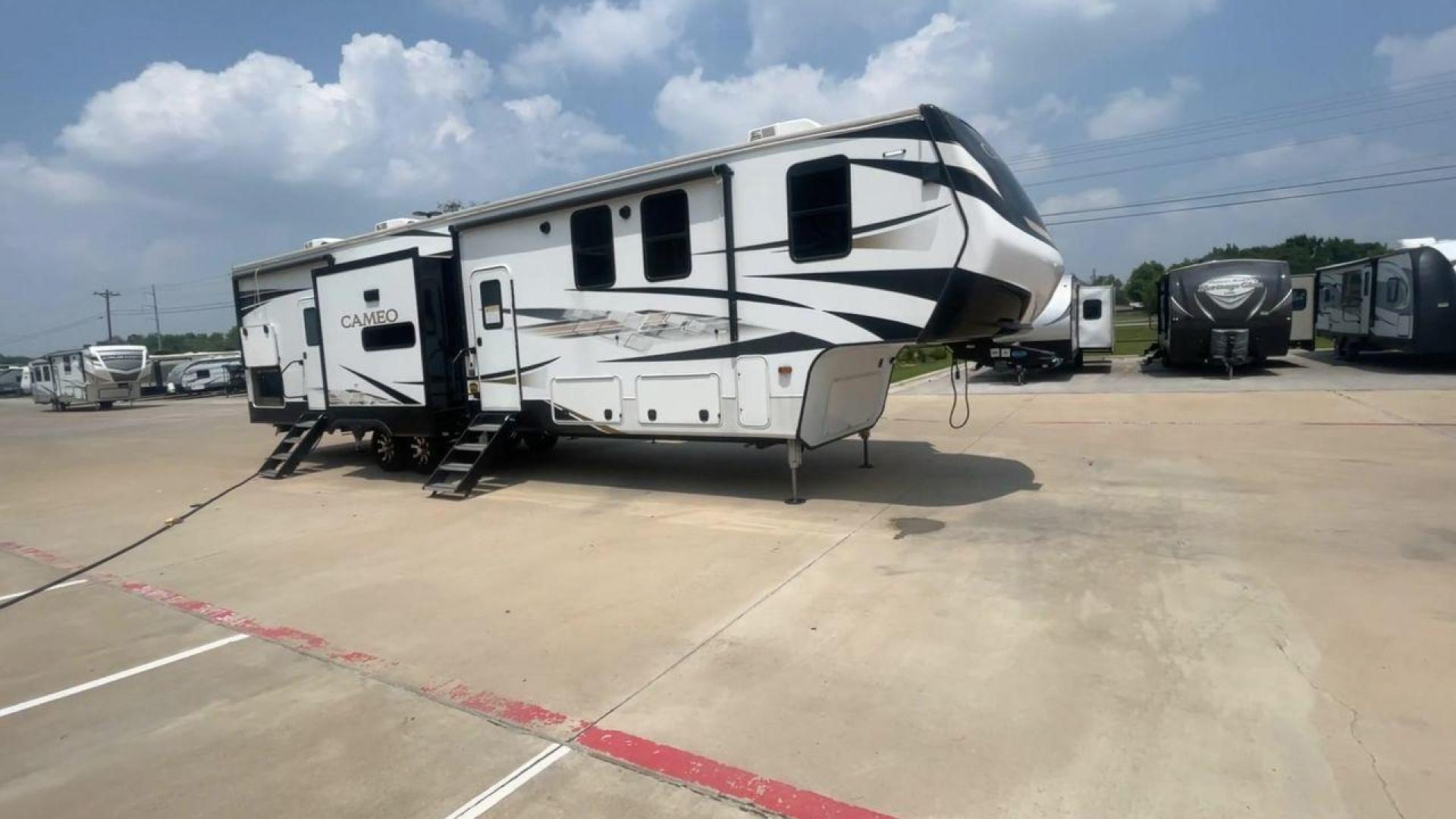 2023 KEYSTONE CAMEO 4051BH (4YDFCEV24P9) , located at 4319 N Main Street, Cleburne, TX, 76033, (817) 221-0660, 32.435829, -97.384178 - Photo#3