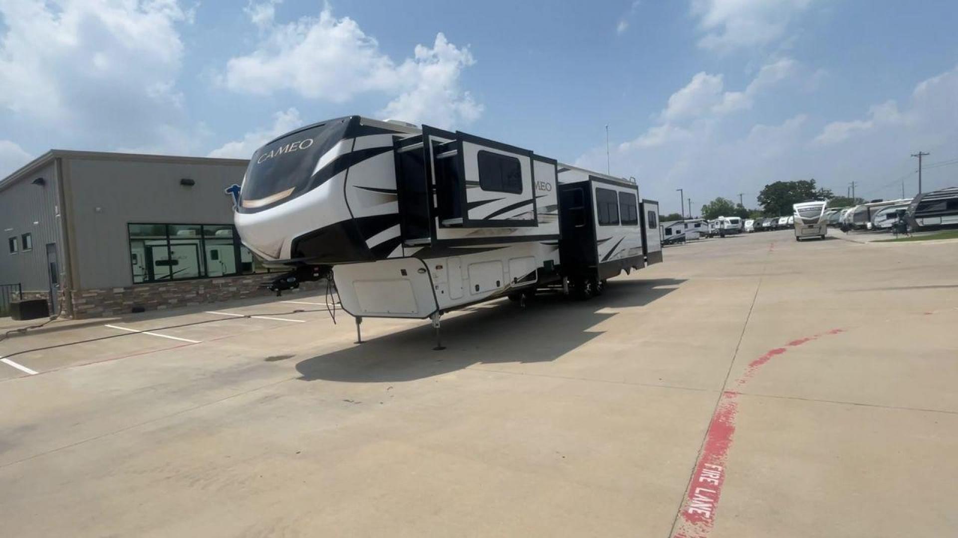 2023 KEYSTONE CAMEO 4051BH (4YDFCEV24P9) , located at 4319 N Main Street, Cleburne, TX, 76033, (817) 221-0660, 32.435829, -97.384178 - Photo#5