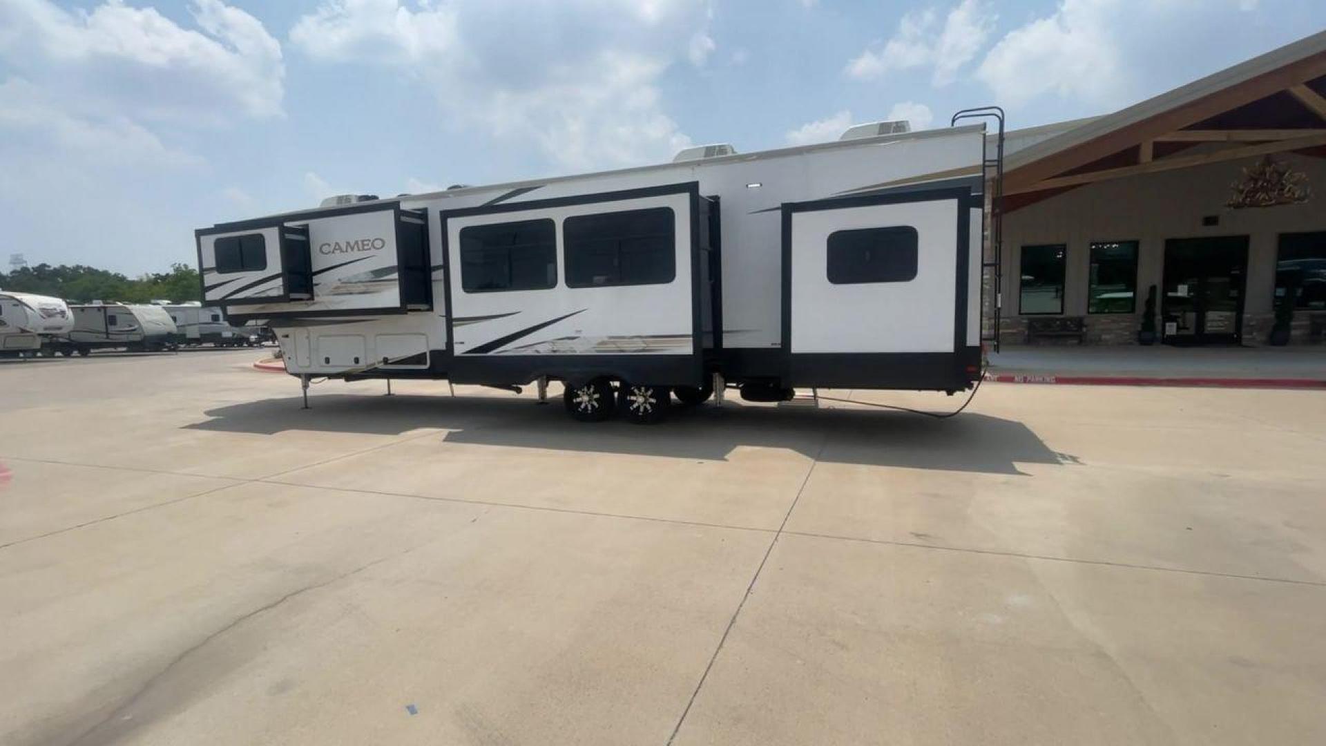 2023 KEYSTONE CAMEO 4051BH (4YDFCEV24P9) , located at 4319 N Main Street, Cleburne, TX, 76033, (817) 221-0660, 32.435829, -97.384178 - Photo#7