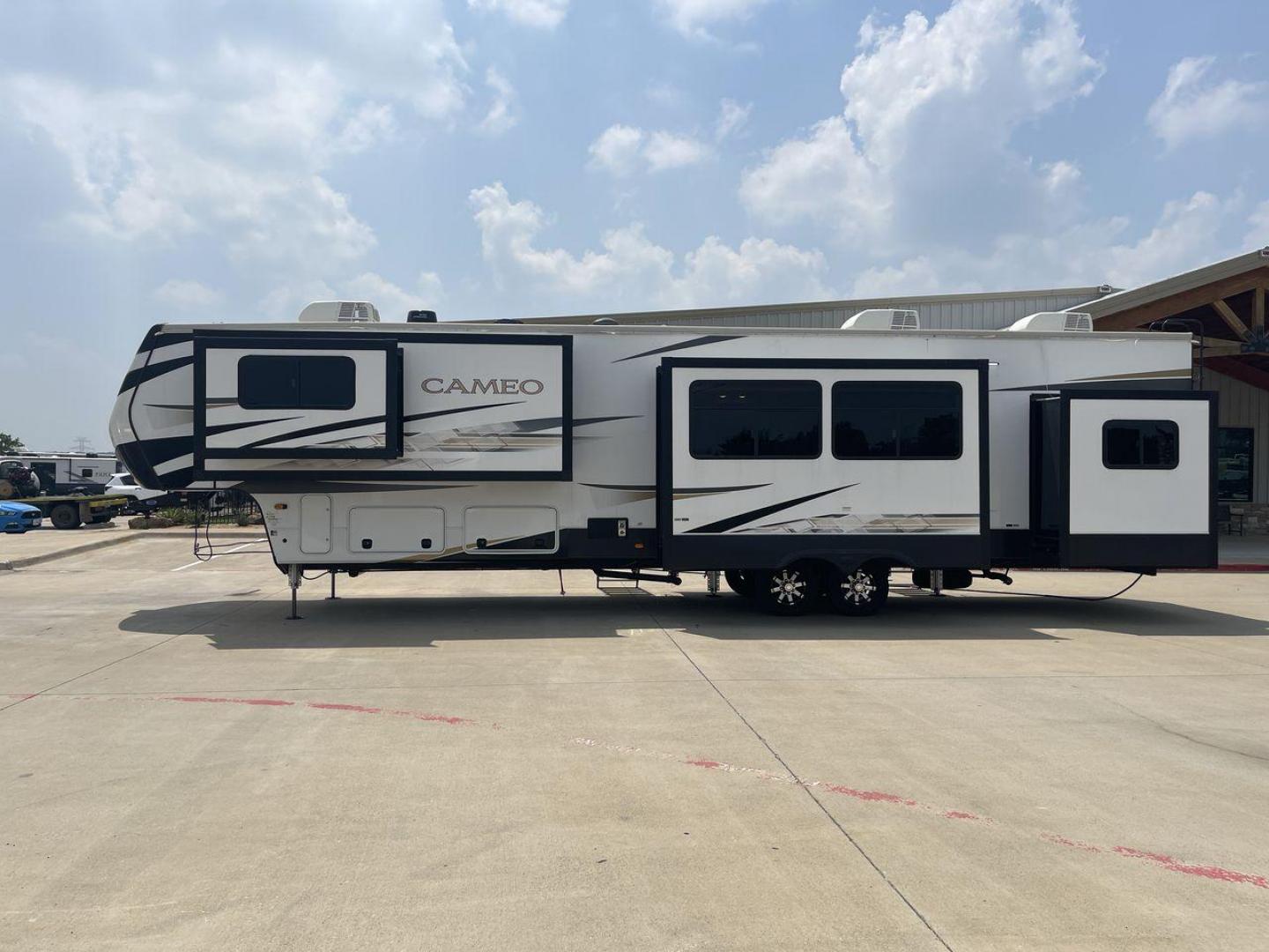 2023 KEYSTONE CAMEO 4051BH (4YDFCEV24P9) , located at 4319 N Main Street, Cleburne, TX, 76033, (817) 221-0660, 32.435829, -97.384178 - Photo#23