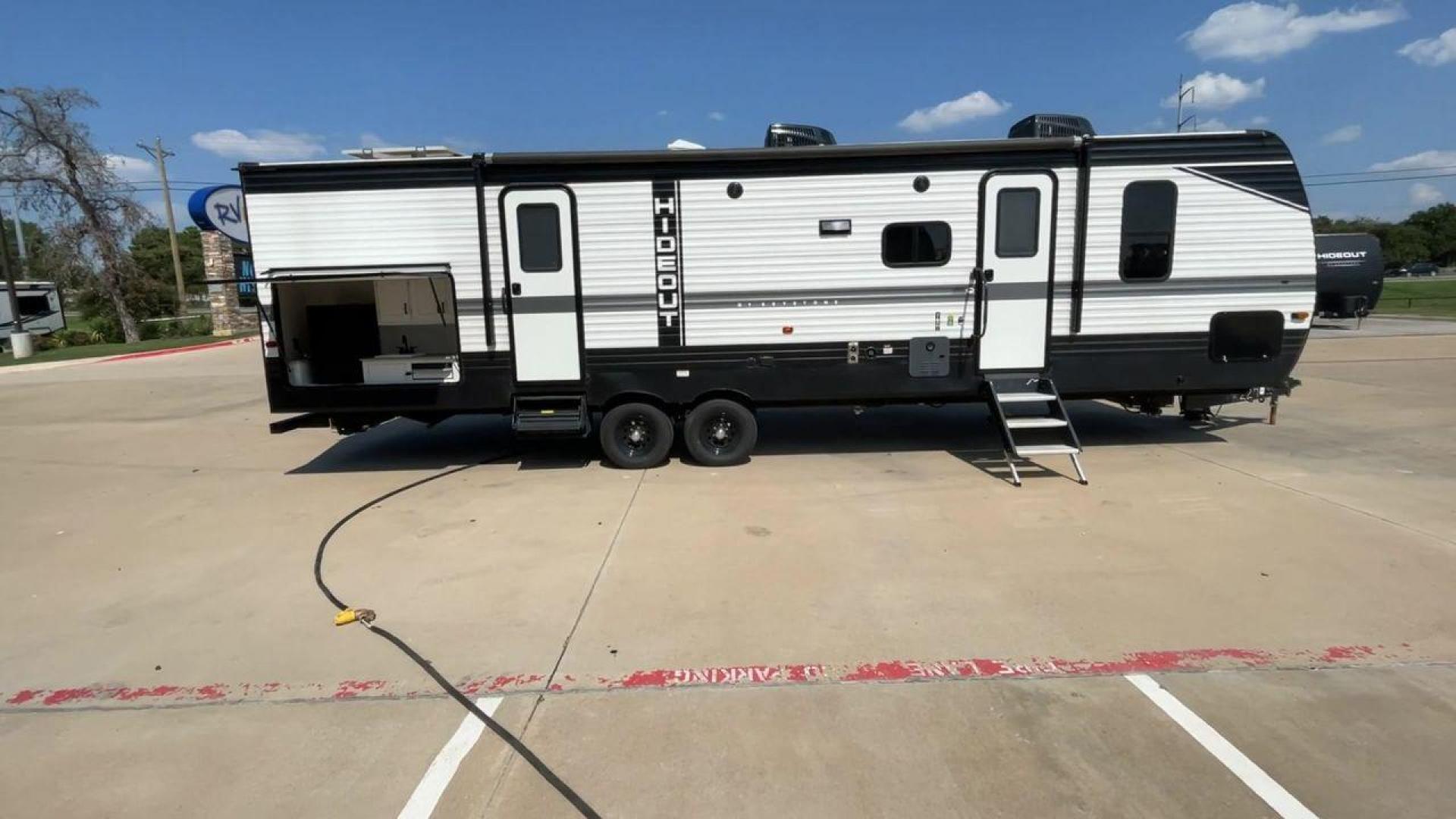 2023 KEYSTONE HIDEOUT 31BRD (4YDTH1R25P7) , Length: 35.92 ft. | Dry Weight: 7,860 lbs. | Slides: 2 transmission, located at 4319 N Main Street, Cleburne, TX, 76033, (817) 221-0660, 32.435829, -97.384178 - The 2023 Keystone Hideout 31BRD is a spacious, family-friendly travel trailer designed to offer comfort and convenience on the road. With a length of 35.92 feet and a dry weight of 7,860 lbs, this model includes two slides that significantly expand the interior space. The exterior features a clean, - Photo#2