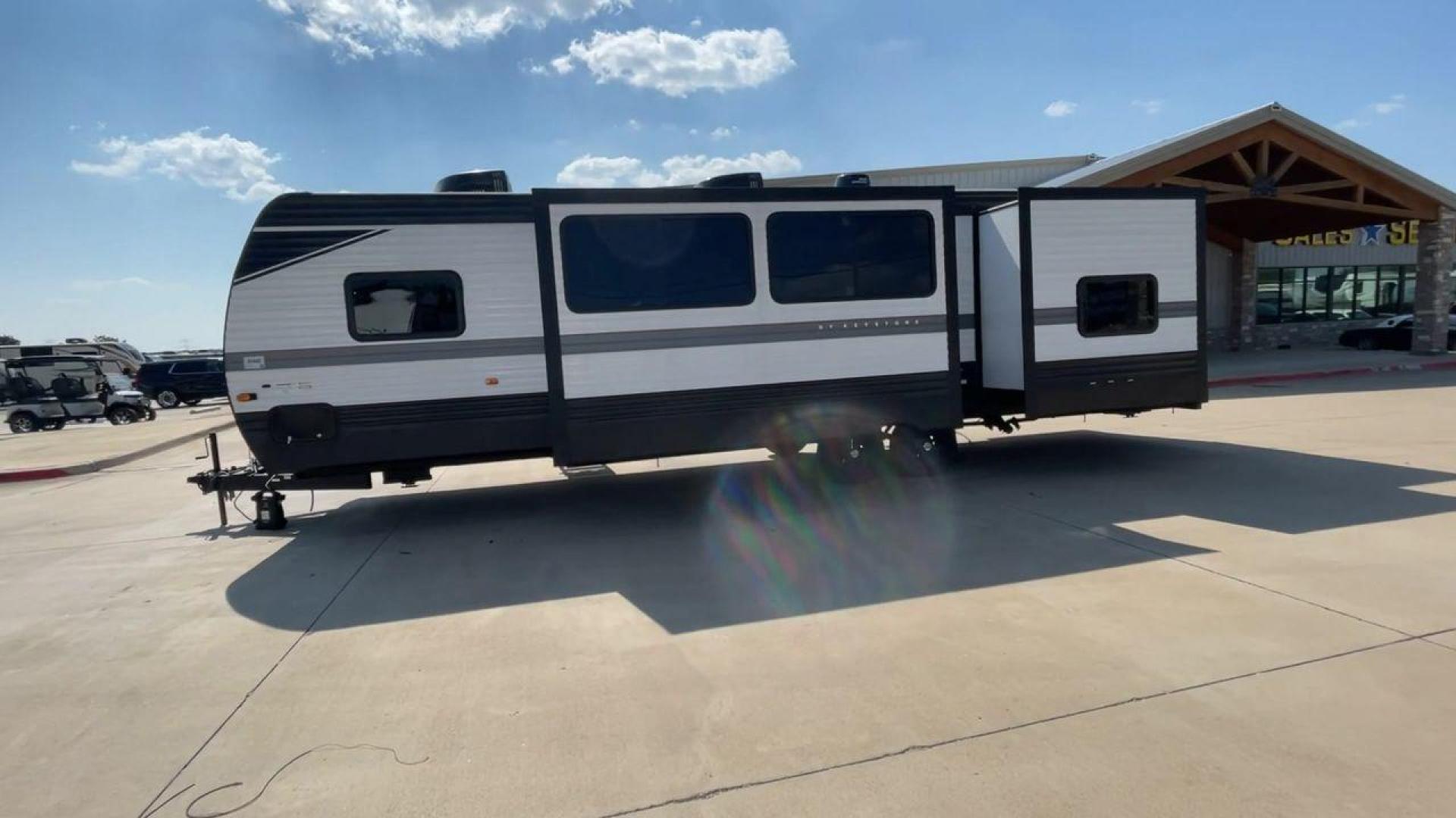 2023 KEYSTONE HIDEOUT 31BRD (4YDTH1R25P7) , Length: 35.92 ft. | Dry Weight: 7,860 lbs. | Slides: 2 transmission, located at 4319 N Main Street, Cleburne, TX, 76033, (817) 221-0660, 32.435829, -97.384178 - The 2023 Keystone Hideout 31BRD is a spacious, family-friendly travel trailer designed to offer comfort and convenience on the road. With a length of 35.92 feet and a dry weight of 7,860 lbs, this model includes two slides that significantly expand the interior space. The exterior features a clean, - Photo#6