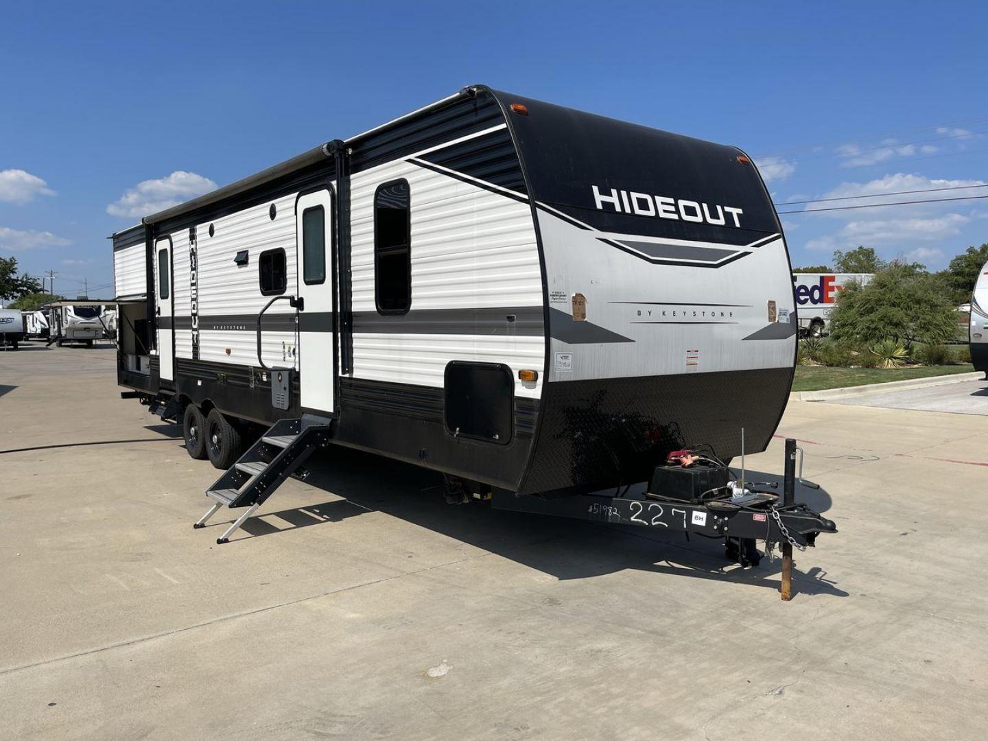 2023 KEYSTONE HIDEOUT 31BRD (4YDTH1R25P7) , Length: 35.92 ft. | Dry Weight: 7,860 lbs. | Slides: 2 transmission, located at 4319 N Main Street, Cleburne, TX, 76033, (817) 221-0660, 32.435829, -97.384178 - The 2023 Keystone Hideout 31BRD is a spacious, family-friendly travel trailer designed to offer comfort and convenience on the road. With a length of 35.92 feet and a dry weight of 7,860 lbs, this model includes two slides that significantly expand the interior space. The exterior features a clean, - Photo#22