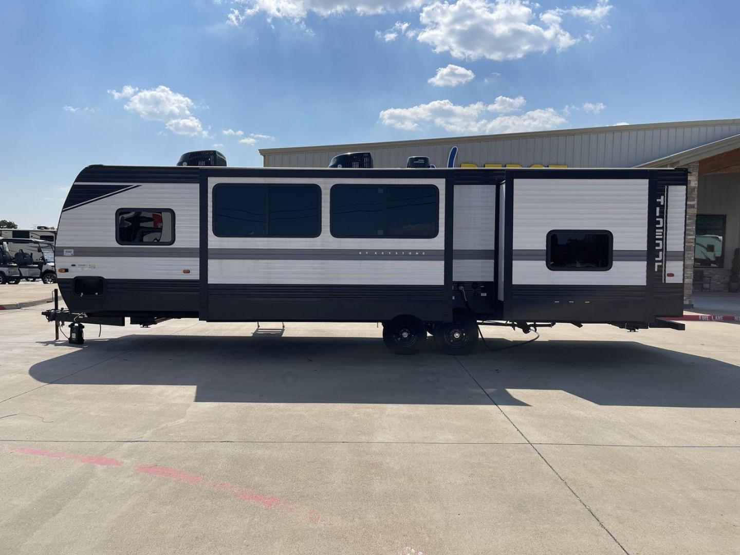 2023 KEYSTONE HIDEOUT 31BRD (4YDTH1R25P7) , Length: 35.92 ft. | Dry Weight: 7,860 lbs. | Slides: 2 transmission, located at 4319 N Main Street, Cleburne, TX, 76033, (817) 221-0660, 32.435829, -97.384178 - The 2023 Keystone Hideout 31BRD is a spacious, family-friendly travel trailer designed to offer comfort and convenience on the road. With a length of 35.92 feet and a dry weight of 7,860 lbs, this model includes two slides that significantly expand the interior space. The exterior features a clean, - Photo#23