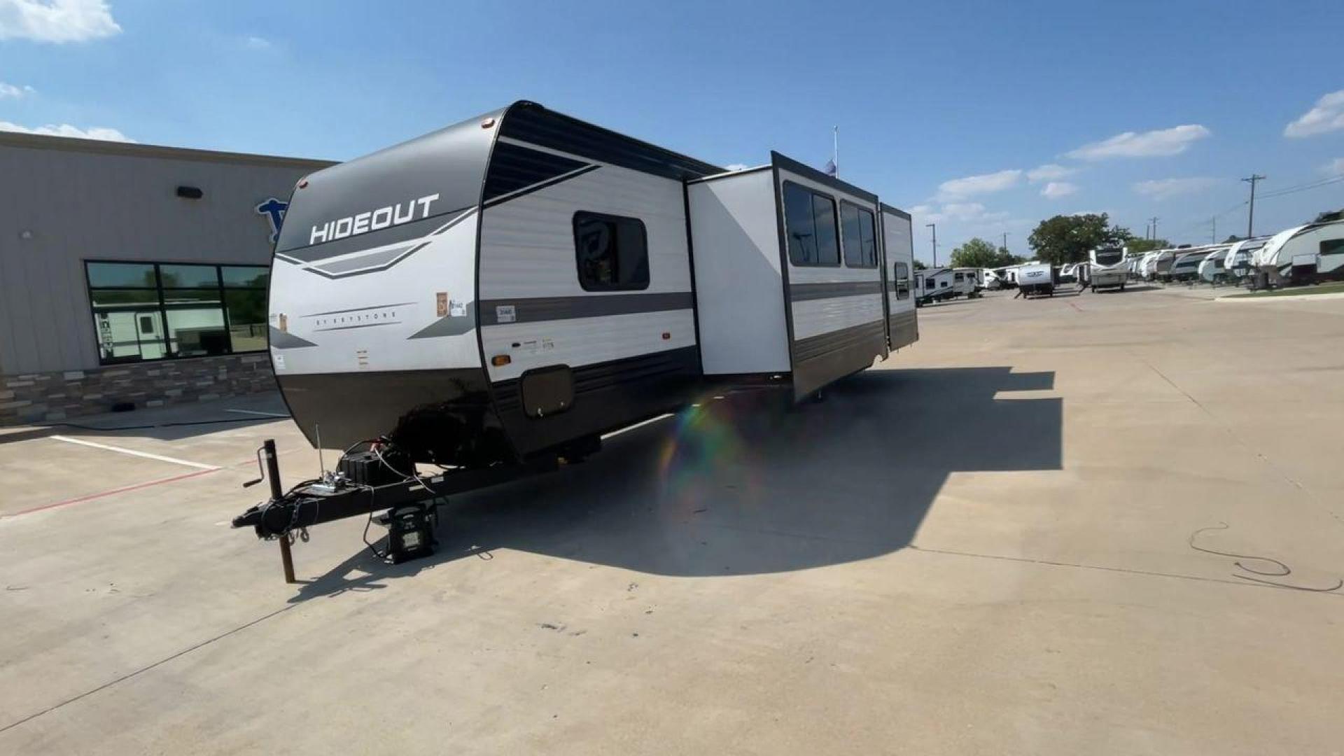 2023 KEYSTONE HIDEOUT 31BRD (4YDTH1R25P7) , Length: 35.92 ft. | Dry Weight: 7,860 lbs. | Slides: 2 transmission, located at 4319 N Main Street, Cleburne, TX, 76033, (817) 221-0660, 32.435829, -97.384178 - The 2023 Keystone Hideout 31BRD is a spacious, family-friendly travel trailer designed to offer comfort and convenience on the road. With a length of 35.92 feet and a dry weight of 7,860 lbs, this model includes two slides that significantly expand the interior space. The exterior features a clean, - Photo#5