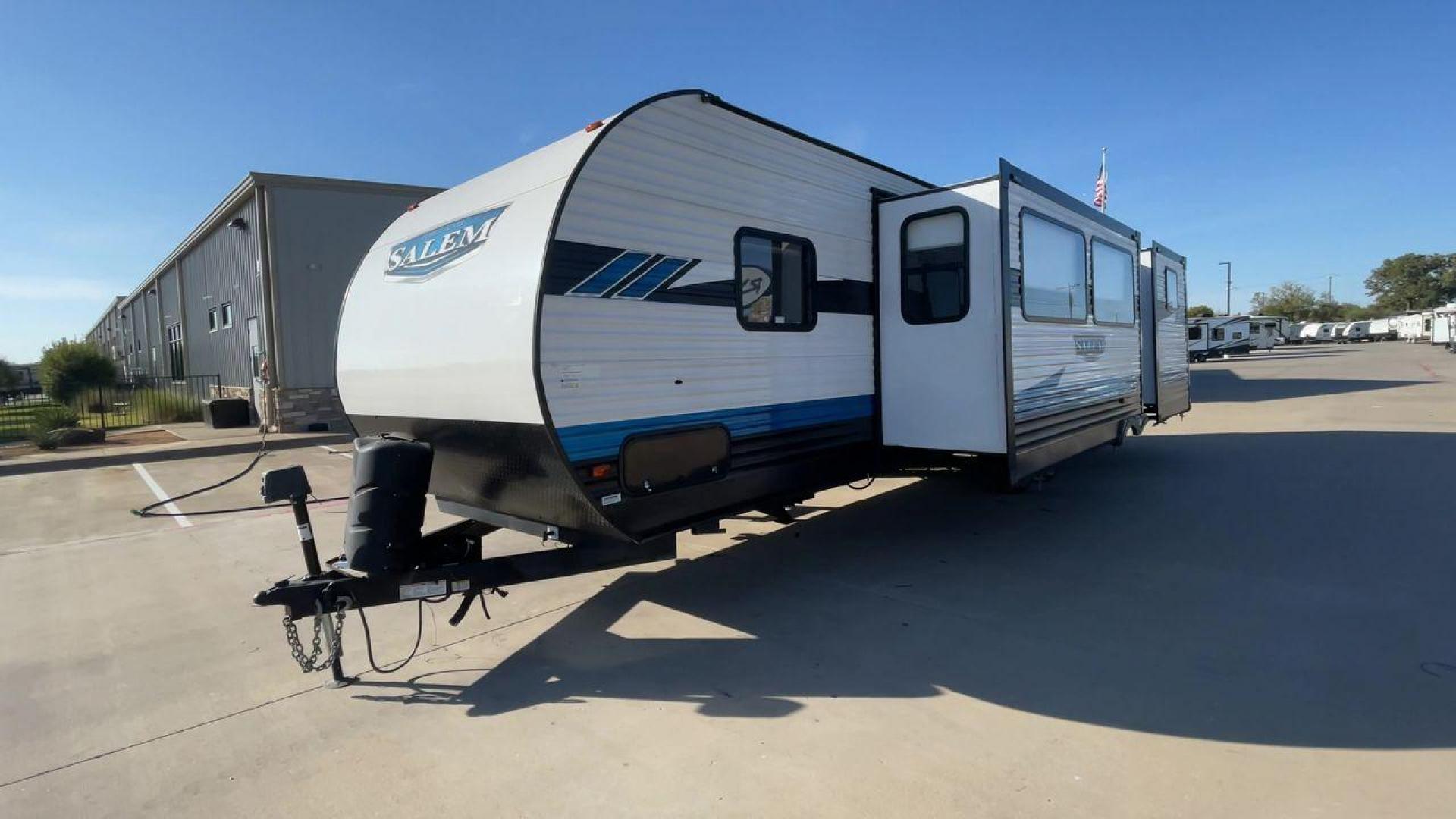 2023 KEYSTONE SALEM 31KQBTS (4X4TSMG22P8) , Length: 36.58 ft. | Dry Weight: 8,573 lbs. | Gross Weight: 9,865 lbs. | Slides: 3 transmission, located at 4319 N Main Street, Cleburne, TX, 76033, (817) 221-0660, 32.435829, -97.384178 - The 2023 Forest River Salem 31KQBTS is a family-focused travel trailer known for its spacious bunkhouse, open living area, and outdoor kitchen. This model is ideal for families or groups who need plenty of sleeping space and storage for extended trips or seasonal stays. The dimensions of this unit a - Photo#5