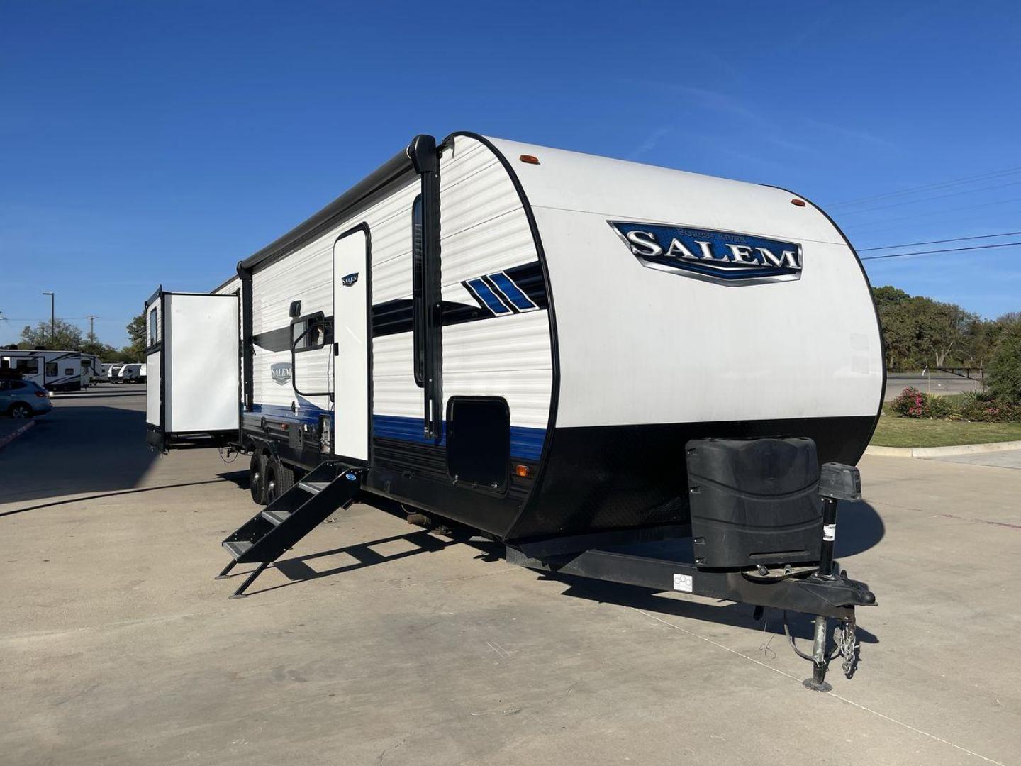 2023 KEYSTONE SALEM 31KQBTS (4X4TSMG22P8) , Length: 36.58 ft. | Dry Weight: 8,573 lbs. | Gross Weight: 9,865 lbs. | Slides: 3 transmission, located at 4319 N Main Street, Cleburne, TX, 76033, (817) 221-0660, 32.435829, -97.384178 - The 2023 Forest River Salem 31KQBTS is a family-focused travel trailer known for its spacious bunkhouse, open living area, and outdoor kitchen. This model is ideal for families or groups who need plenty of sleeping space and storage for extended trips or seasonal stays. The dimensions of this unit a - Photo#23