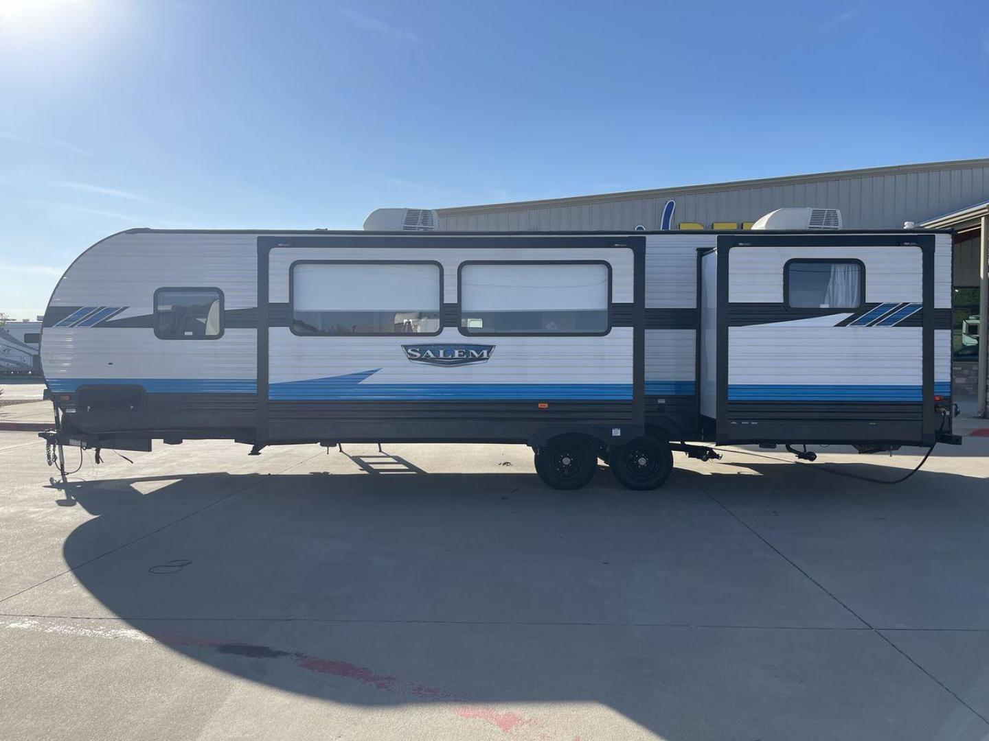 2023 KEYSTONE SALEM 31KQBTS (4X4TSMG22P8) , Length: 36.58 ft. | Dry Weight: 8,573 lbs. | Gross Weight: 9,865 lbs. | Slides: 3 transmission, located at 4319 N Main Street, Cleburne, TX, 76033, (817) 221-0660, 32.435829, -97.384178 - The 2023 Forest River Salem 31KQBTS is a family-focused travel trailer known for its spacious bunkhouse, open living area, and outdoor kitchen. This model is ideal for families or groups who need plenty of sleeping space and storage for extended trips or seasonal stays. The dimensions of this unit a - Photo#24