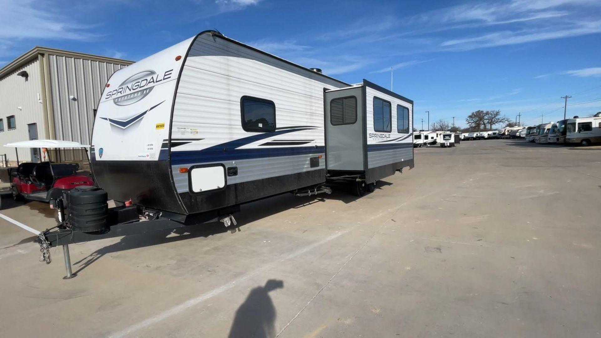 2023 KEYSTONE SPRINGDALE 335BH (4YDTSGR22P3) , Length: 37.75 ft. | Dry Weight: 8,131 lbs. | Gross Weight: 11,200 lbs. | Slides: 1 transmission, located at 4319 N Main Street, Cleburne, TX, 76033, (817) 221-0660, 32.435829, -97.384178 - Photo#5