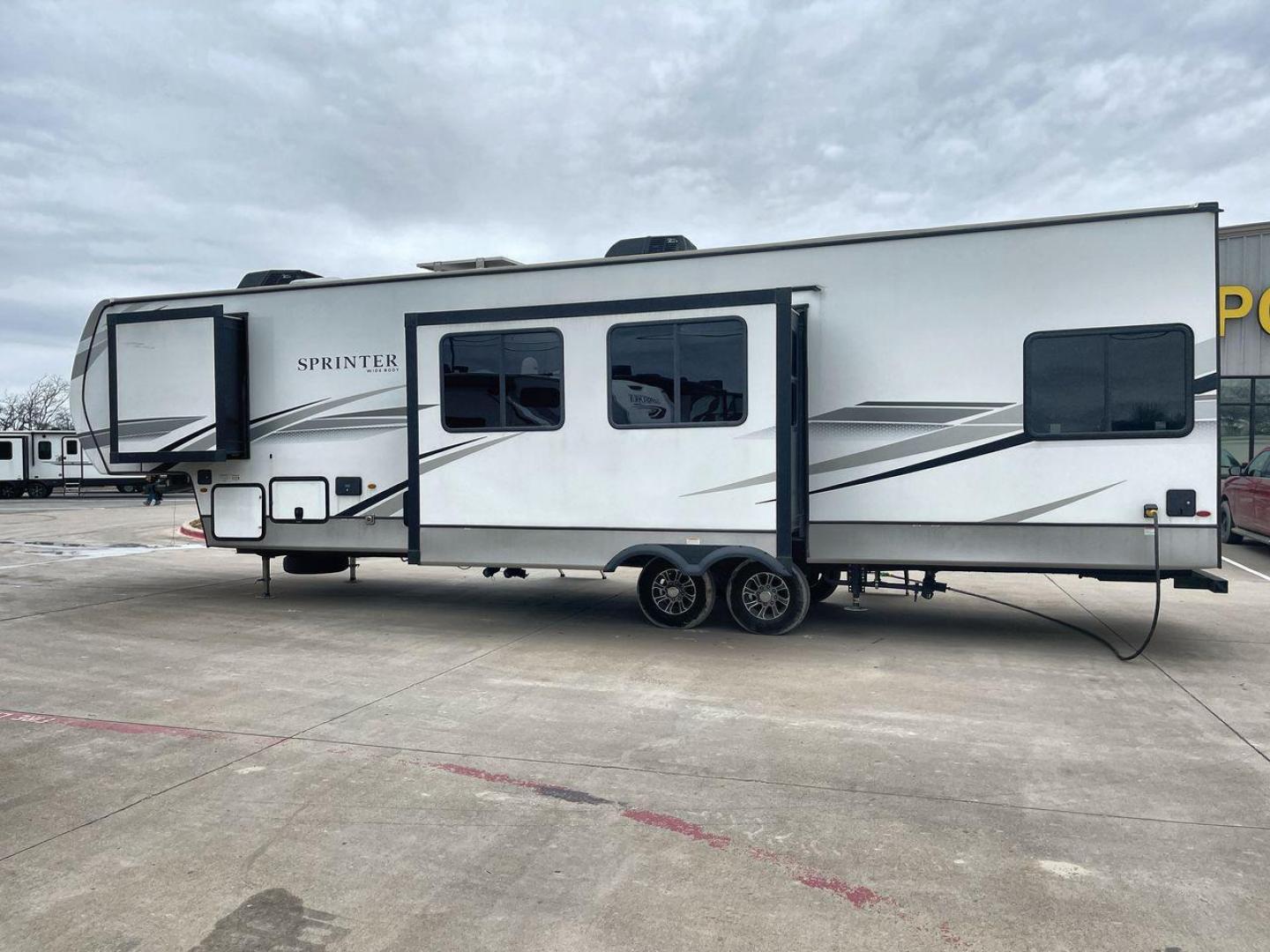 2023 KEYSTONE SPRINTER 35BH (4YDFSTT22P1) , Length: 39.75 ft. | Dry Weight: 11,485 lbs. | Gross Weight: 14,000 lbs. | Slides: 3 transmission, located at 4319 N Main Street, Cleburne, TX, 76033, (817) 221-0660, 32.435829, -97.384178 - Photo#24