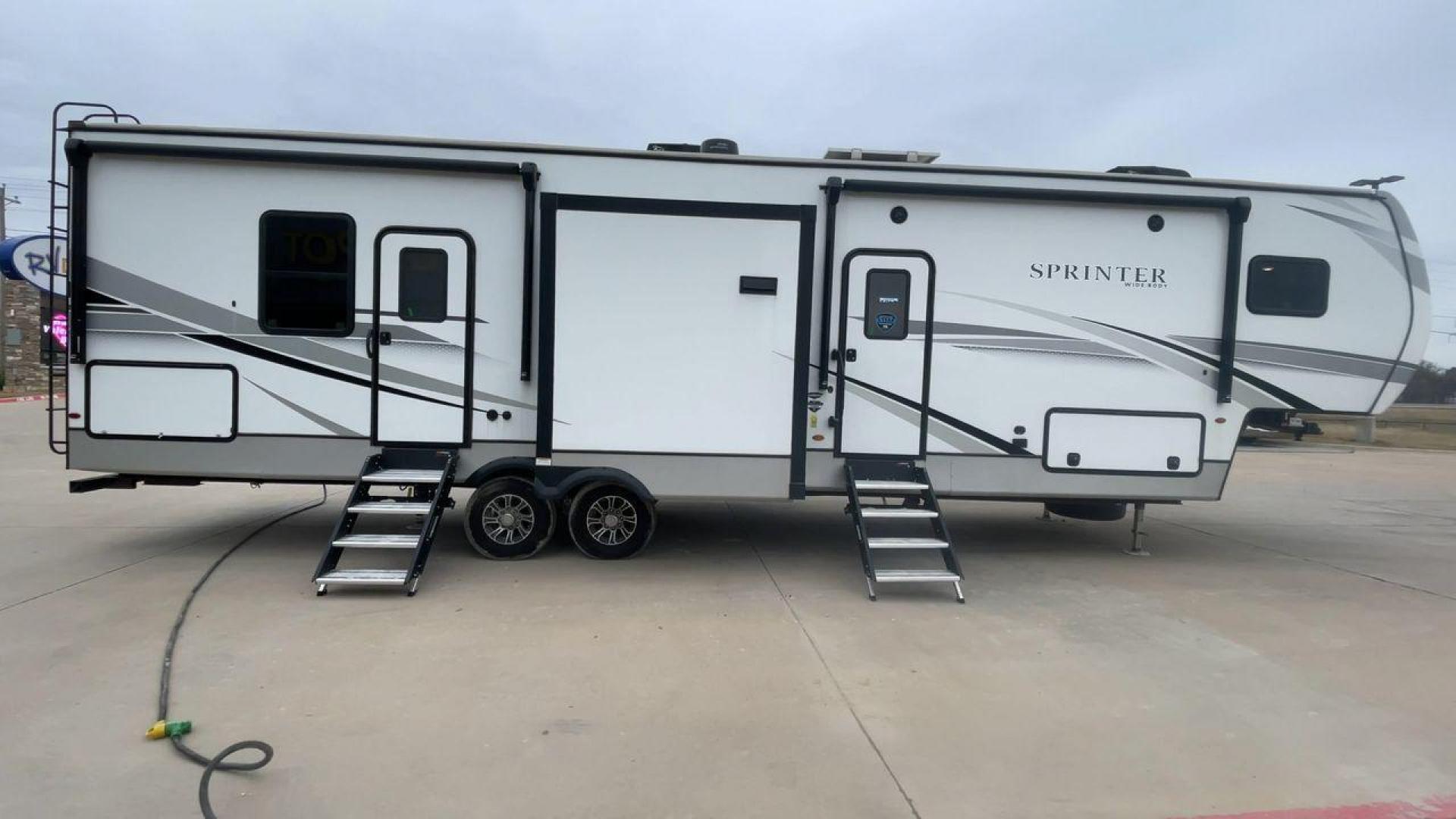 2023 KEYSTONE SPRINTER 35BH (4YDFSTT22P1) , Length: 39.75 ft. | Dry Weight: 11,485 lbs. | Gross Weight: 14,000 lbs. | Slides: 3 transmission, located at 4319 N Main Street, Cleburne, TX, 76033, (817) 221-0660, 32.435829, -97.384178 - Photo#2