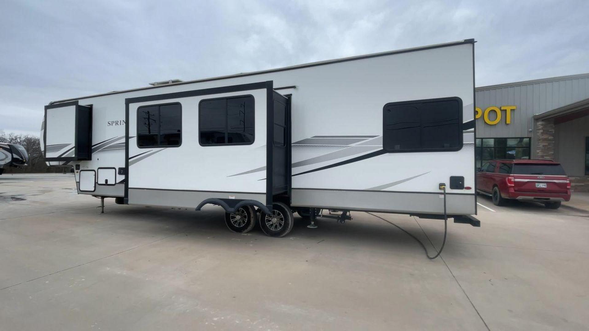 2023 KEYSTONE SPRINTER 35BH (4YDFSTT22P1) , Length: 39.75 ft. | Dry Weight: 11,485 lbs. | Gross Weight: 14,000 lbs. | Slides: 3 transmission, located at 4319 N Main Street, Cleburne, TX, 76033, (817) 221-0660, 32.435829, -97.384178 - Photo#7