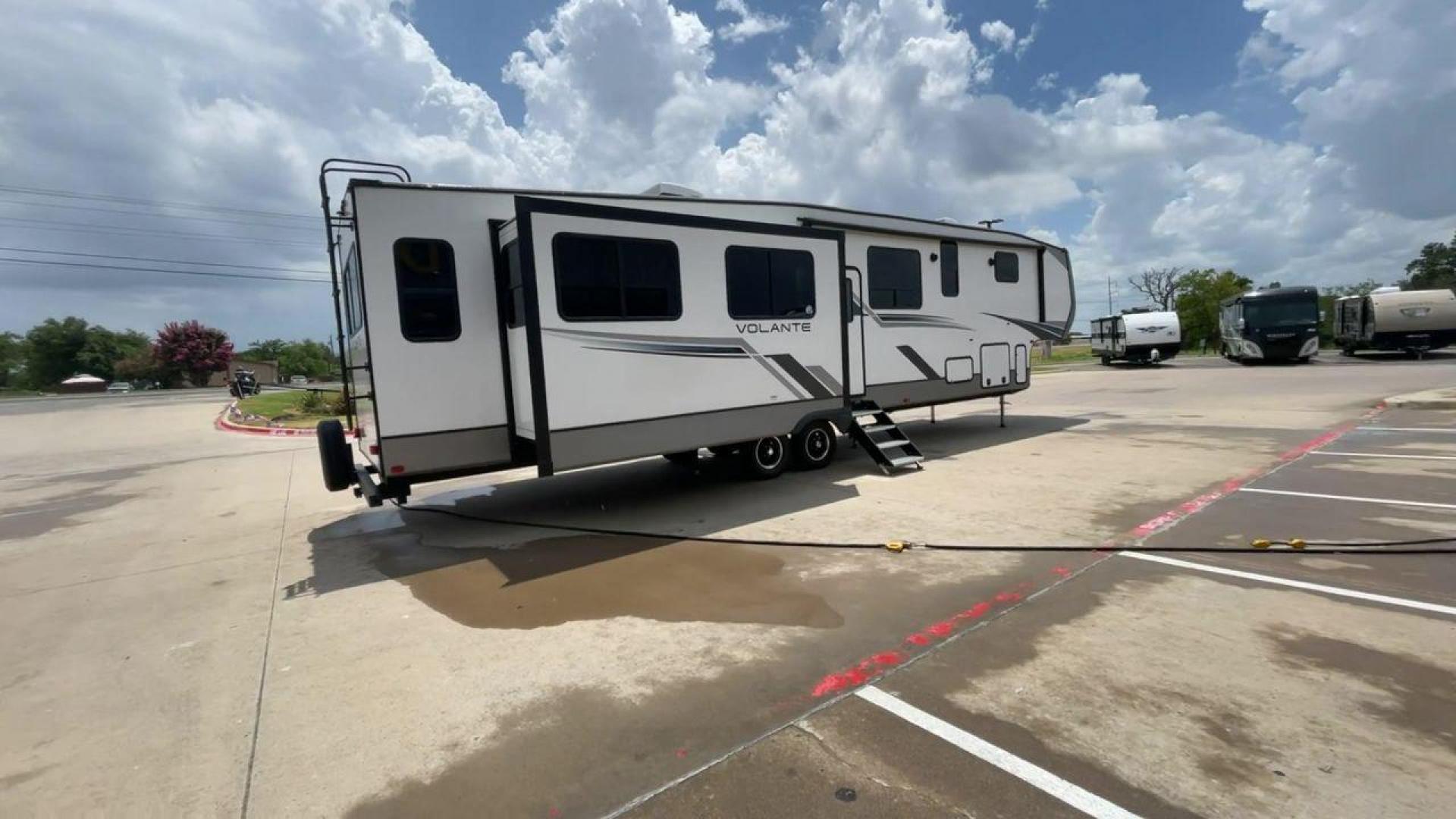 2023 KEYSTONE VOLANTE 375MD (4YDFVLU25P6) , Length: 41.67 ft | Dry Weight: 11,564 lbs | Gross Weight: 14,466 lbs | Slides: 4 transmission, located at 4319 N Main Street, Cleburne, TX, 76033, (817) 221-0660, 32.435829, -97.384178 - Photo#24