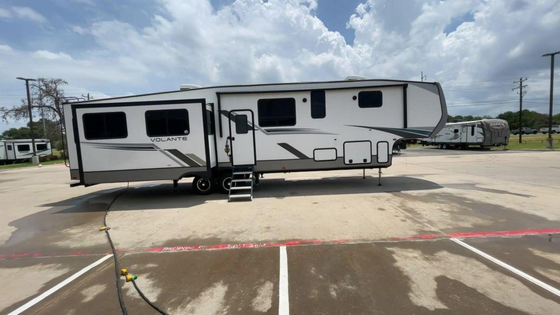 2023 KEYSTONE VOLANTE 375MD (4YDFVLU25P6) , Length: 41.67 ft | Dry Weight: 11,564 lbs | Gross Weight: 14,466 lbs | Slides: 4 transmission, located at 4319 N Main Street, Cleburne, TX, 76033, (817) 221-0660, 32.435829, -97.384178 - Photo#25