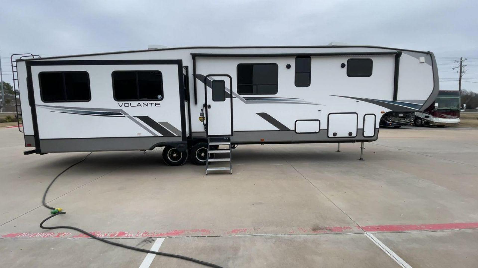 2023 KEYSTONE VOLANTE 375MD (4YDFVLU25P6) , Length: 41.67 ft | Dry Weight: 11,564 lbs | Gross Weight: 14,466 lbs | Slides: 4 transmission, located at 4319 N Main Street, Cleburne, TX, 76033, (817) 221-0660, 32.435829, -97.384178 - Photo#2